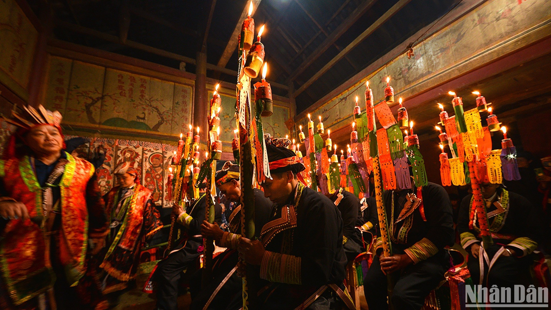 El chamán, figura central del ritual, dirige con solemnidad la ceremonia. (Foto: VU LINH)