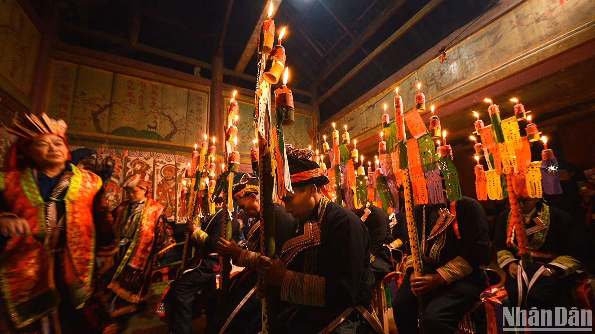 El chamán, figura central del ritual, dirige con solemnidad la ceremonia. (Foto: VU LINH)
