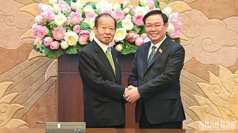 El presidente de la AN, Vuong Dinh Hue, y el exsecretario general del Partido Liberal Democrático y presidente de la Alianza Parlamentaria de Amistad binacional, Nikai Toshihiro, en la reunión. El presidente de la AN, Vuong Dinh Hue, y el exsecretario general del Partido Liberal Democrático y presidente de la Alianza Parlamentaria de Amistad binacional, Nikai Toshihiro, en la reunión.