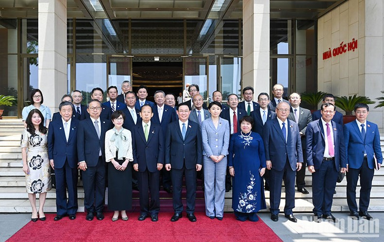 Dinh Hue y Nikai Toshihiro se toman foto de recuerdo con los delegados a la cita. Dinh Hue y Nikai Toshihiro se toman foto de recuerdo con los delegados a la cita.