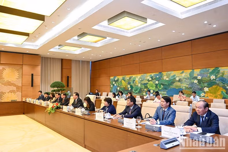 El presidente de la AN, Vuong Dinh Hue, y los diputados vietnamitas en la cita.