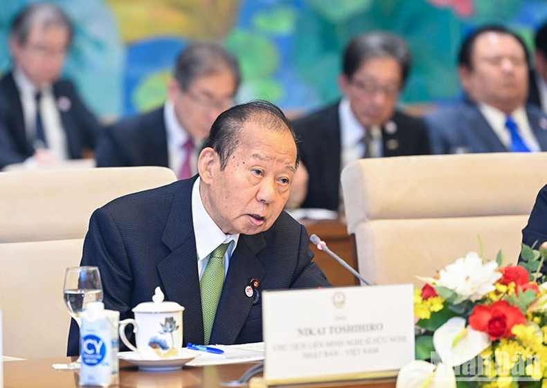 Nikai Toshihiro habla en la reunión. Nikai Toshihiro habla en la reunión.