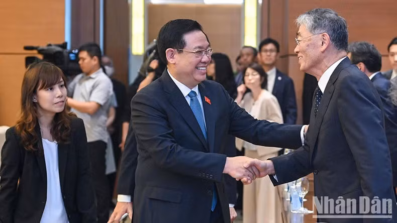El presidente de la AN, Vuong Dinh Hue y la delegación japonesa.