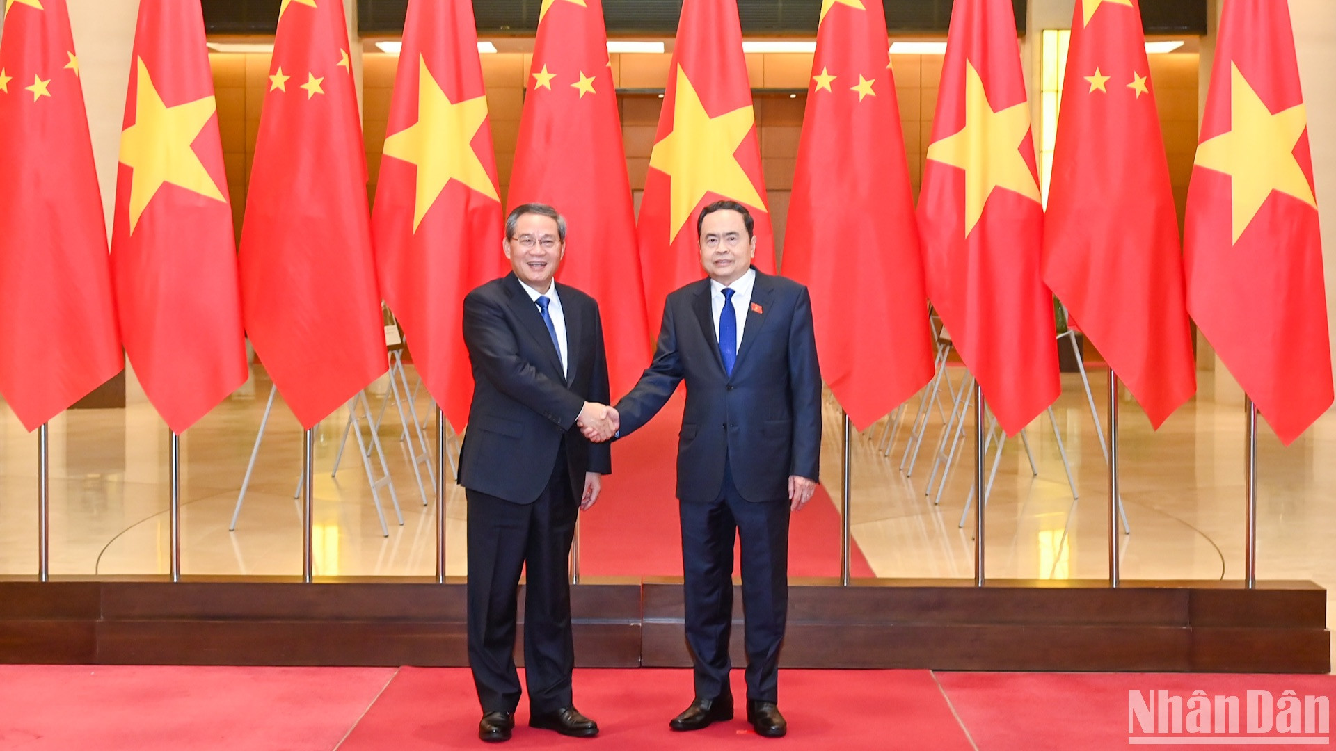 [Foto] Presidente de Asamblea Nacional de Vietnam se entrevista con primer ministro chino
