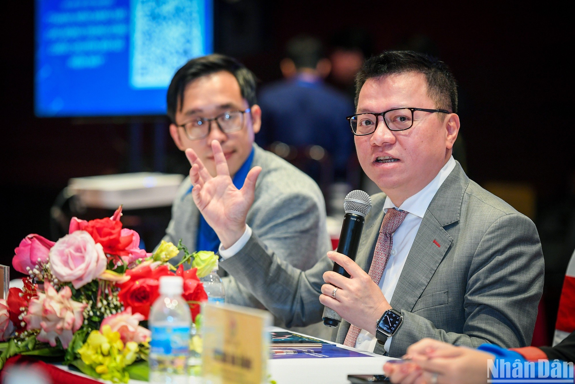 Según Quoc Minh, la capacidad tecnológica es temporal, el deseo de conocimiento es permanente. Los jóvenes necesitan leer mucho para adquirir los conocimientos necesarios para poder adaptarse a las futuras fluctuaciones y cambios. Según Quoc Minh, la capacidad tecnológica es temporal, el deseo de conocimiento es permanente. Los jóvenes necesitan leer mucho para adquirir los conocimientos necesarios para poder adaptarse a las futuras fluctuaciones y cambios.