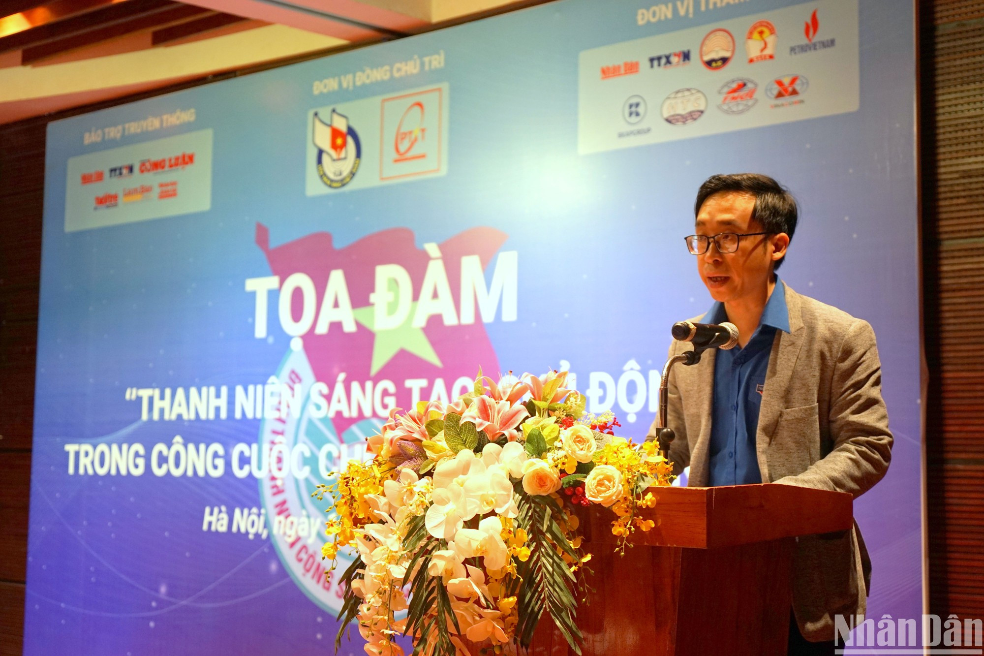 El secretario de la Unión de Jóvenes Comunistas Ho Chi Minh en las agencias centrales de la Asociación de Periodistas de Vietnam, Nguyen Ngoc Long, enfatiza que la transformación digital es una necesidad indispensable y objetiva que se implementa en todos los aspectos de la vida social. El secretario de la Unión de Jóvenes Comunistas Ho Chi Minh en las agencias centrales de la Asociación de Periodistas de Vietnam, Nguyen Ngoc Long, enfatiza que la transformación digital es una necesidad indispensable y objetiva que se implementa en todos los aspectos de la vida social.