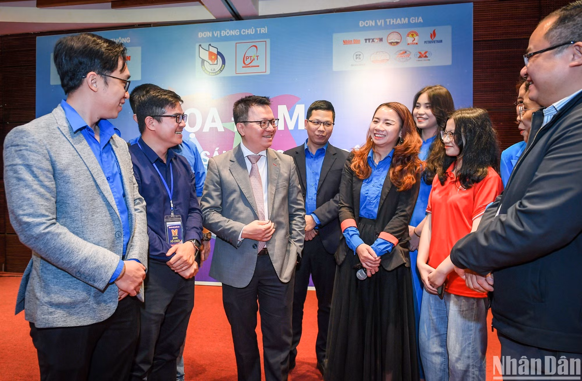 La actividad, enmarcada en el Festival Nacional de Prensa 2023, cuenta con la presencia de Le Quoc Minh, presidente-editor del periódico Nhan Dan (Pueblo), jefe de la Comisión de Comunicación y Educación del Comité Central del Partido Comunista de Vietnam y titular de la Asociación de Periodistas del país.