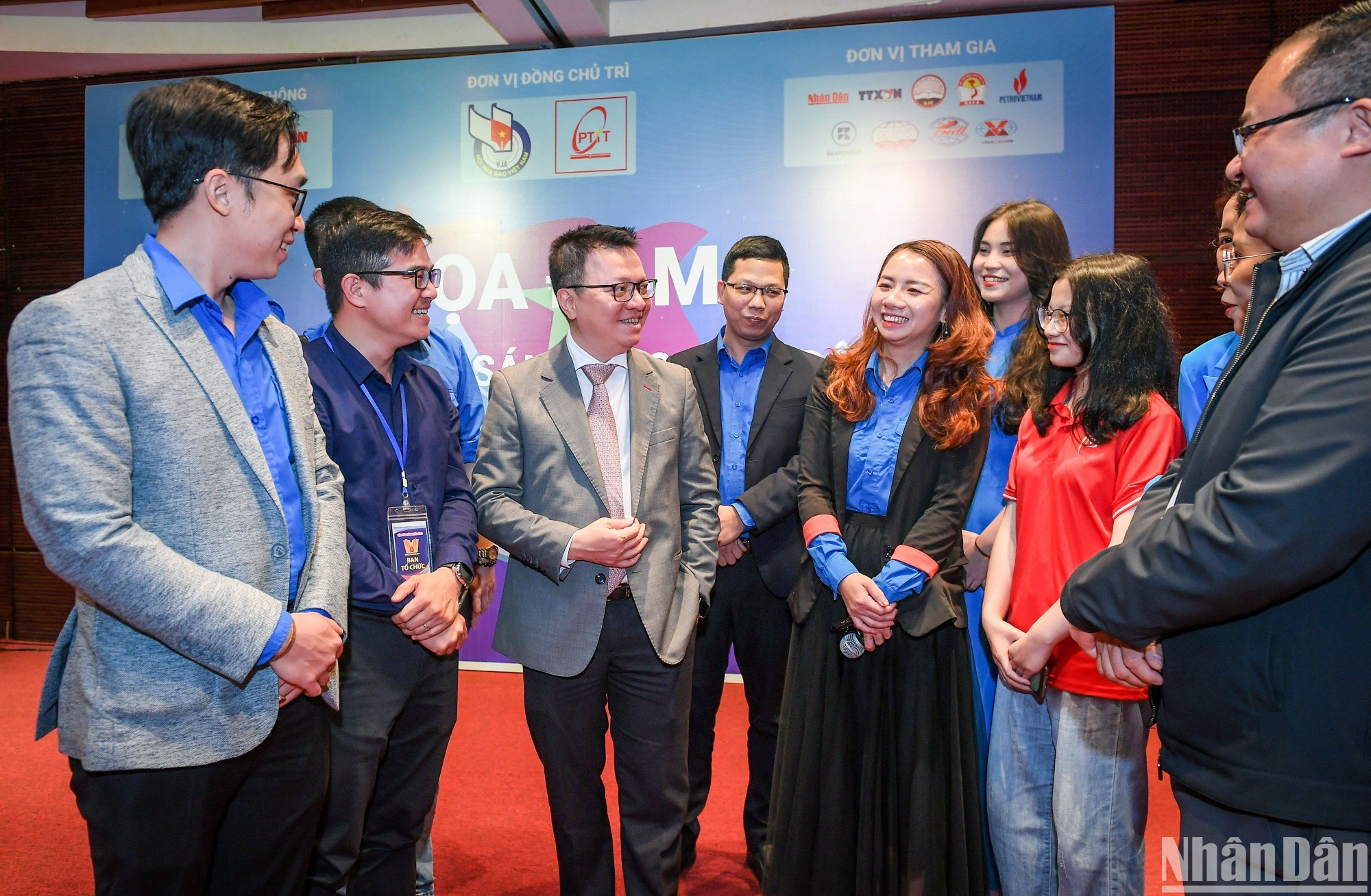 La actividad, enmarcada en el Festival Nacional de Prensa 2023, cuenta con la presencia de Le Quoc Minh, presidente-editor del periódico Nhan Dan (Pueblo), jefe de la Comisión de Comunicación y Educación del Comité Central del Partido Comunista de Vietnam y titular de la Asociación de Periodistas del país. La actividad, enmarcada en el Festival Nacional de Prensa 2023, cuenta con la presencia de Le Quoc Minh, presidente-editor del periódico Nhan Dan (Pueblo), jefe de la Comisión de Comunicación y Educación del Comité Central del Partido Comunista de Vietnam y titular de la Asociación de Periodistas del país.