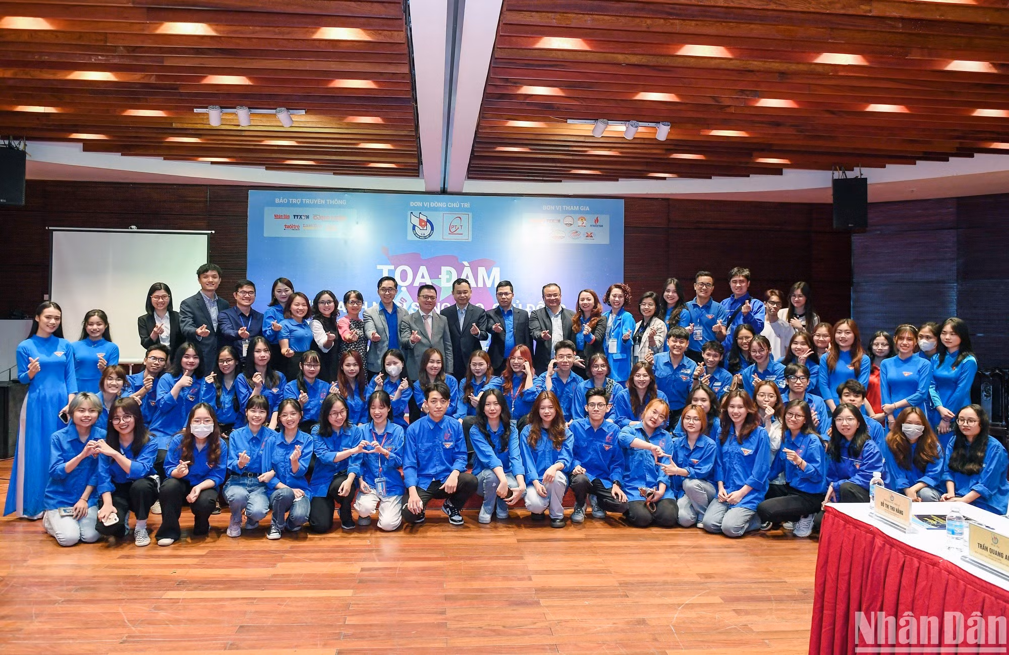 Los delegados se toman fotos con los jóvenes participantes en el evento.