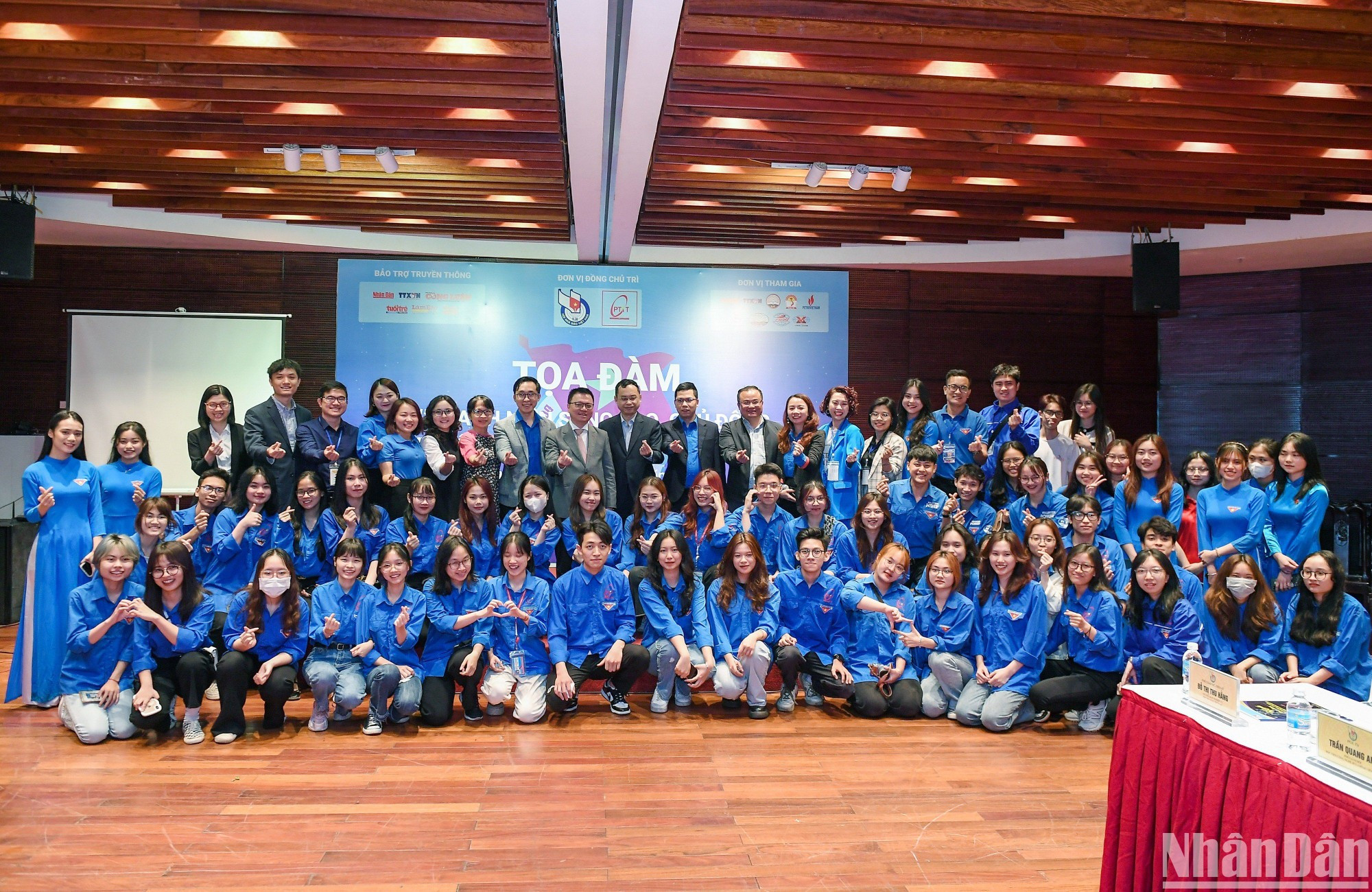 Los delegados se toman fotos con los jóvenes participantes en el evento. Los delegados se toman fotos con los jóvenes participantes en el evento.