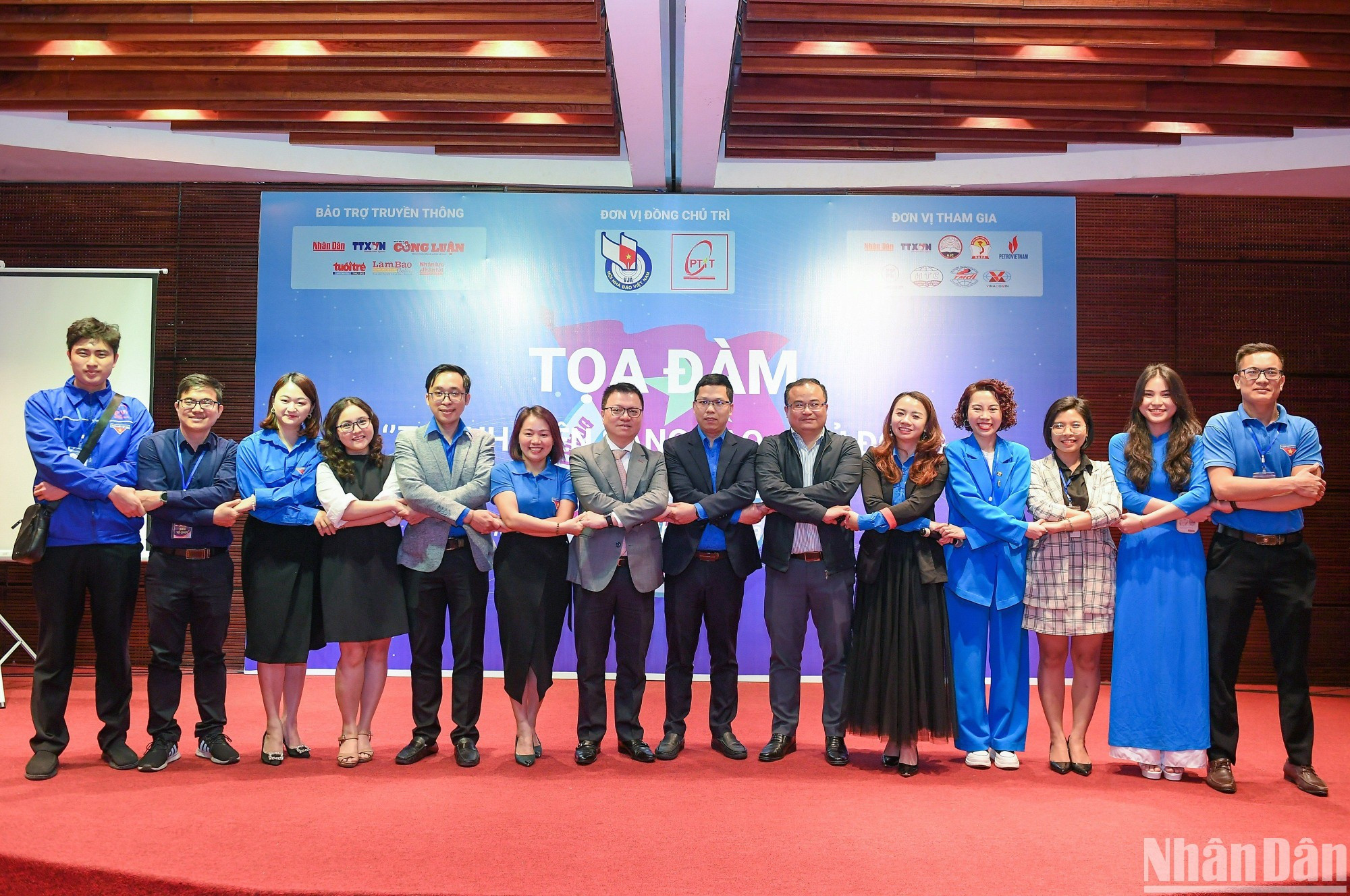 Los delegados se toman fotos de recuerdo. Los delegados se toman fotos de recuerdo.