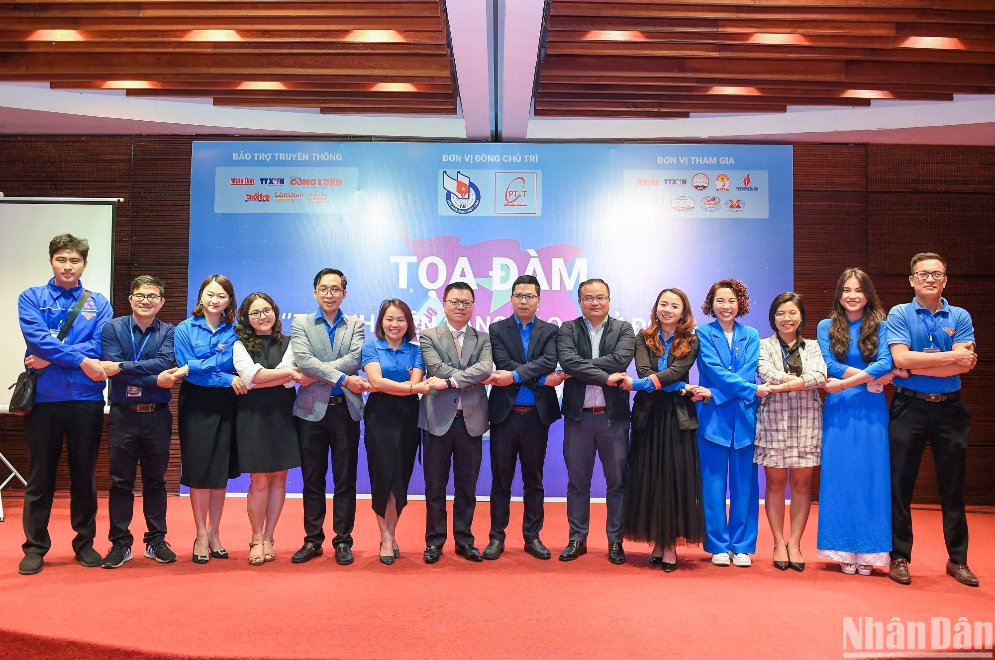 Los delegados se toman fotos de recuerdo.