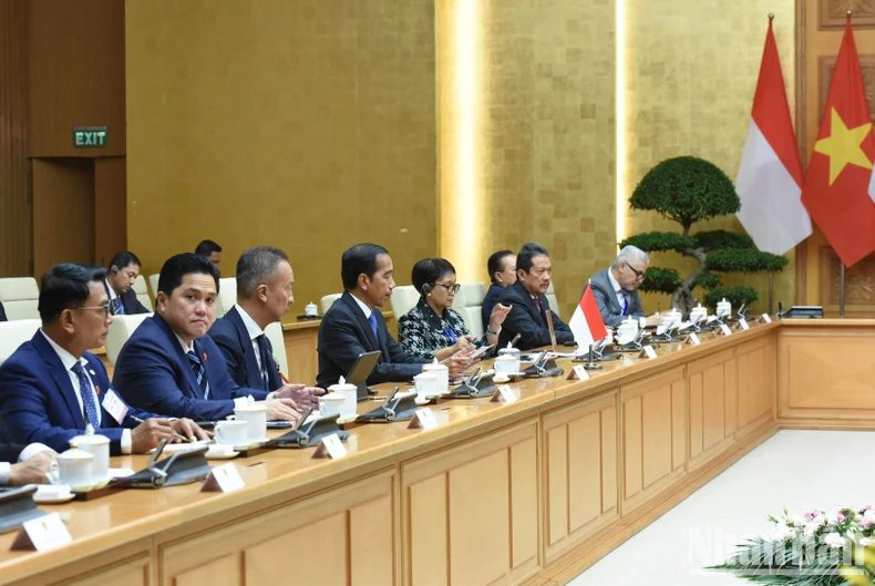 El mandatario indonesio y los delegados que lo acompañan.