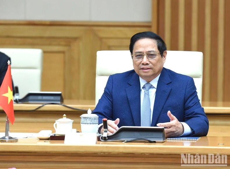 El primer ministro Pham Minh Chinh habla en la reunión.