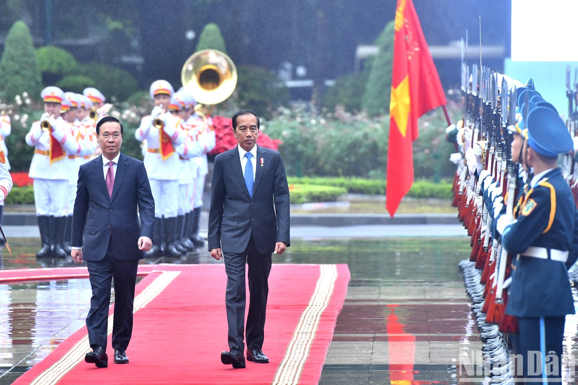 El presidente Vo Van Thuong y su similar indonesio, Joko Widodo, inspeccionan la guardia de honor del Ejército Popular de Vietnam.