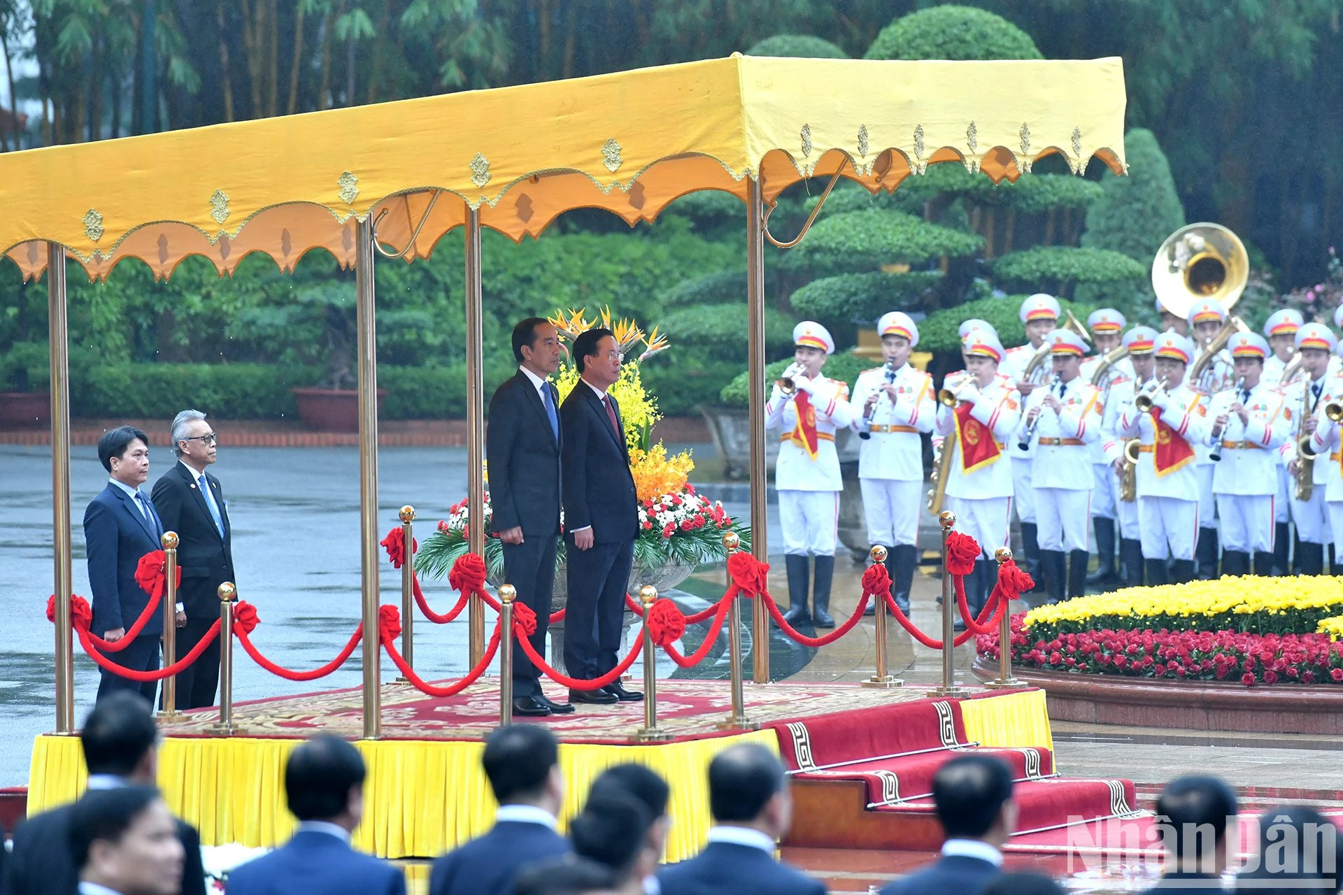 Los dos dirigentes escuchan los himnos nacionales de sus países.