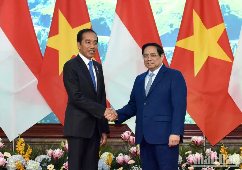 El premier vietnamita, Pham Minh Chinh, y el mandatario indonesio, Joko Widodo.