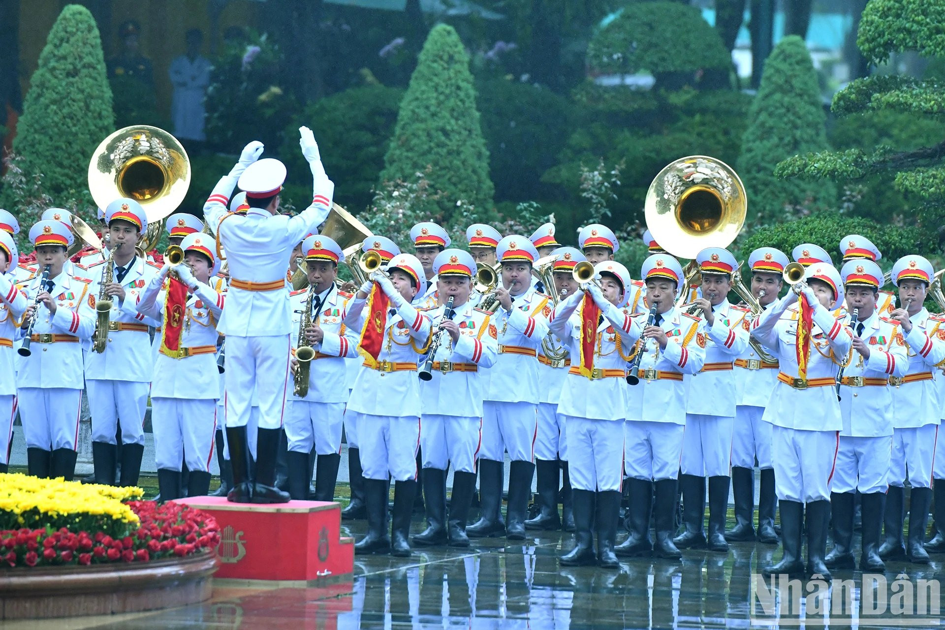 La banda militar interpreta los himnos nacionales de Vietnam e Indonesia.