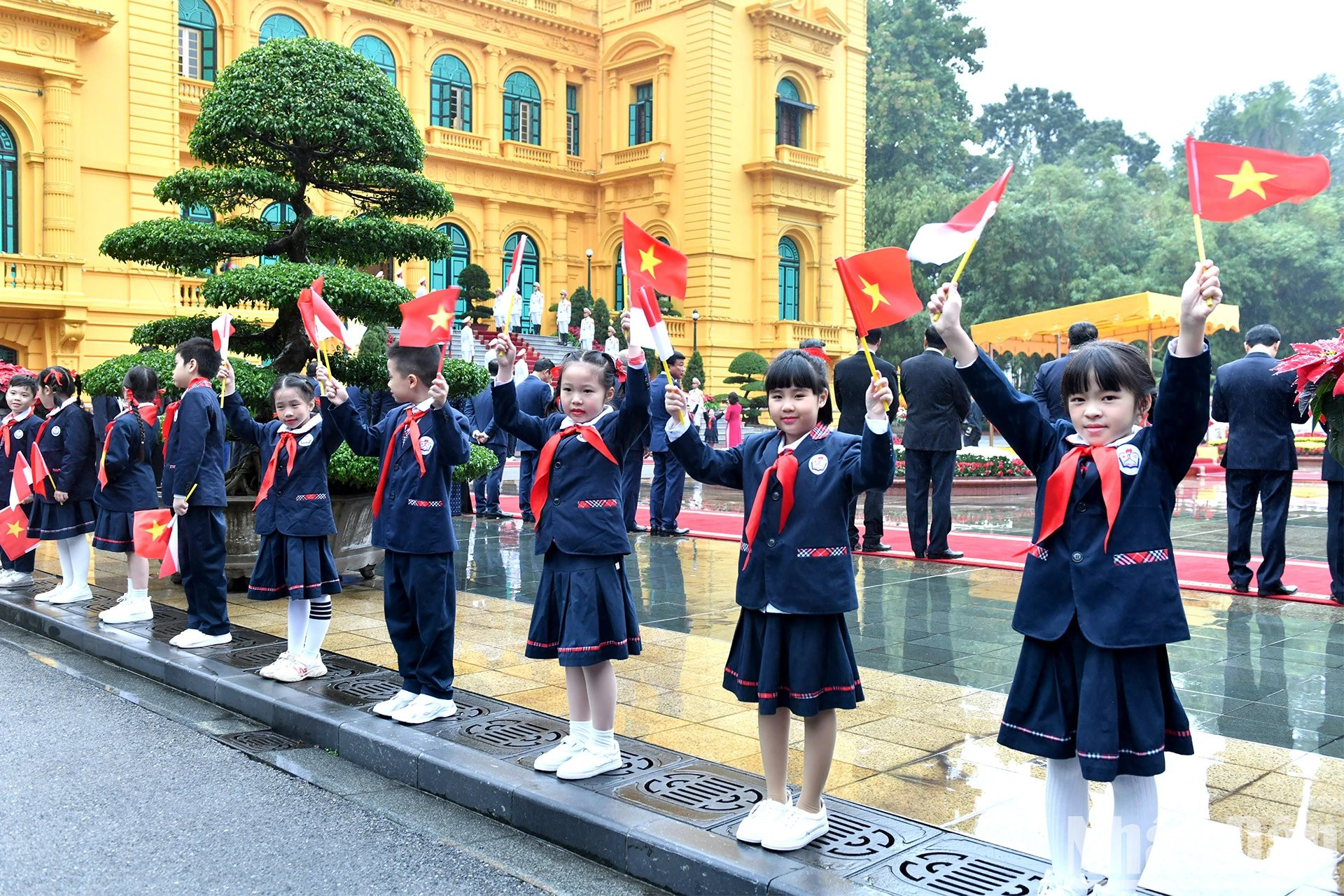 Los niños de Hanoi saludan al presidente de Indonesia, Joko Widodo.