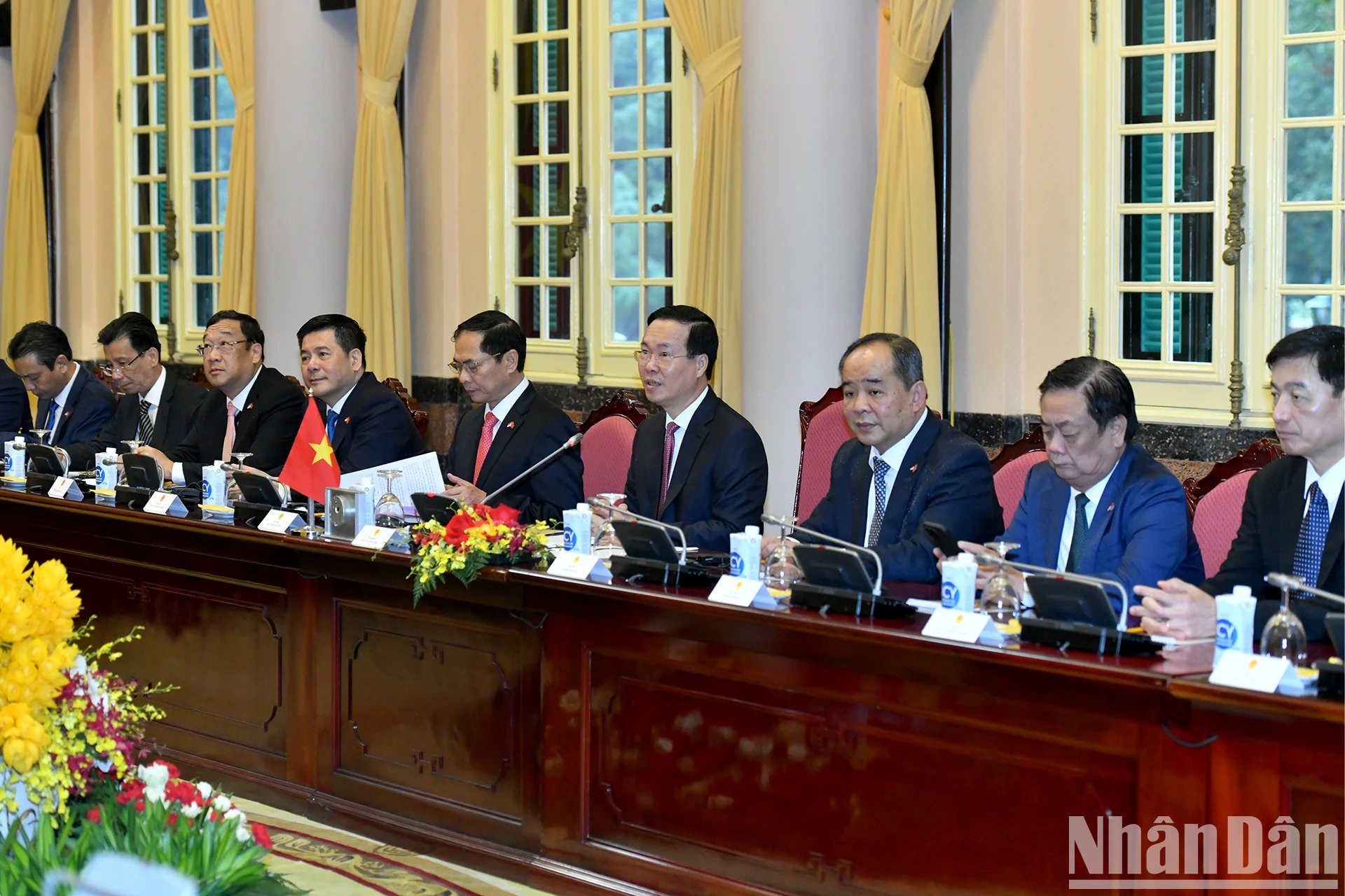 El presidente Vo Van Thuong y delegados vietnamitas en la reunión.