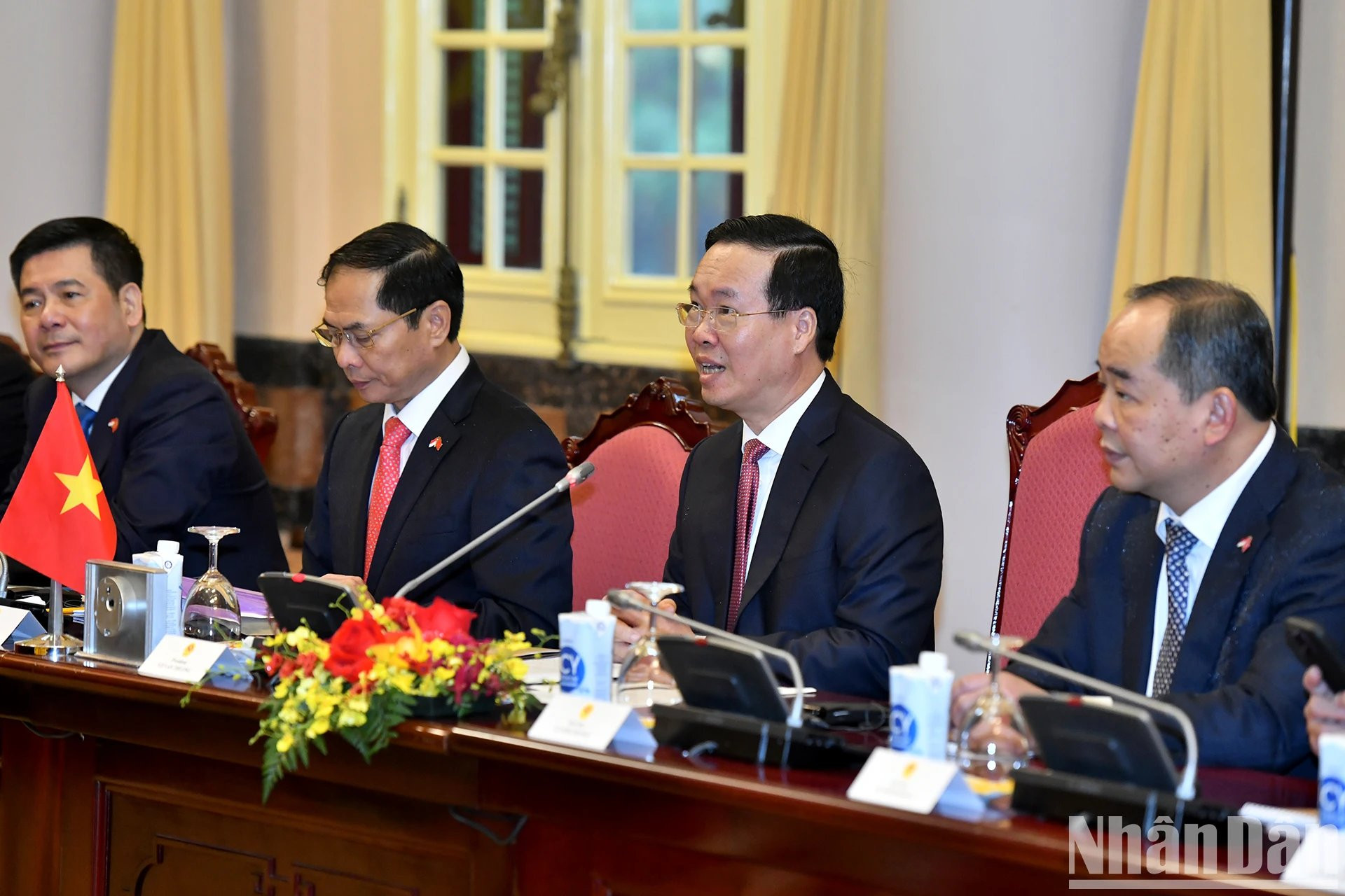 El presidente Vo Van Thuong habla en el encuentro.