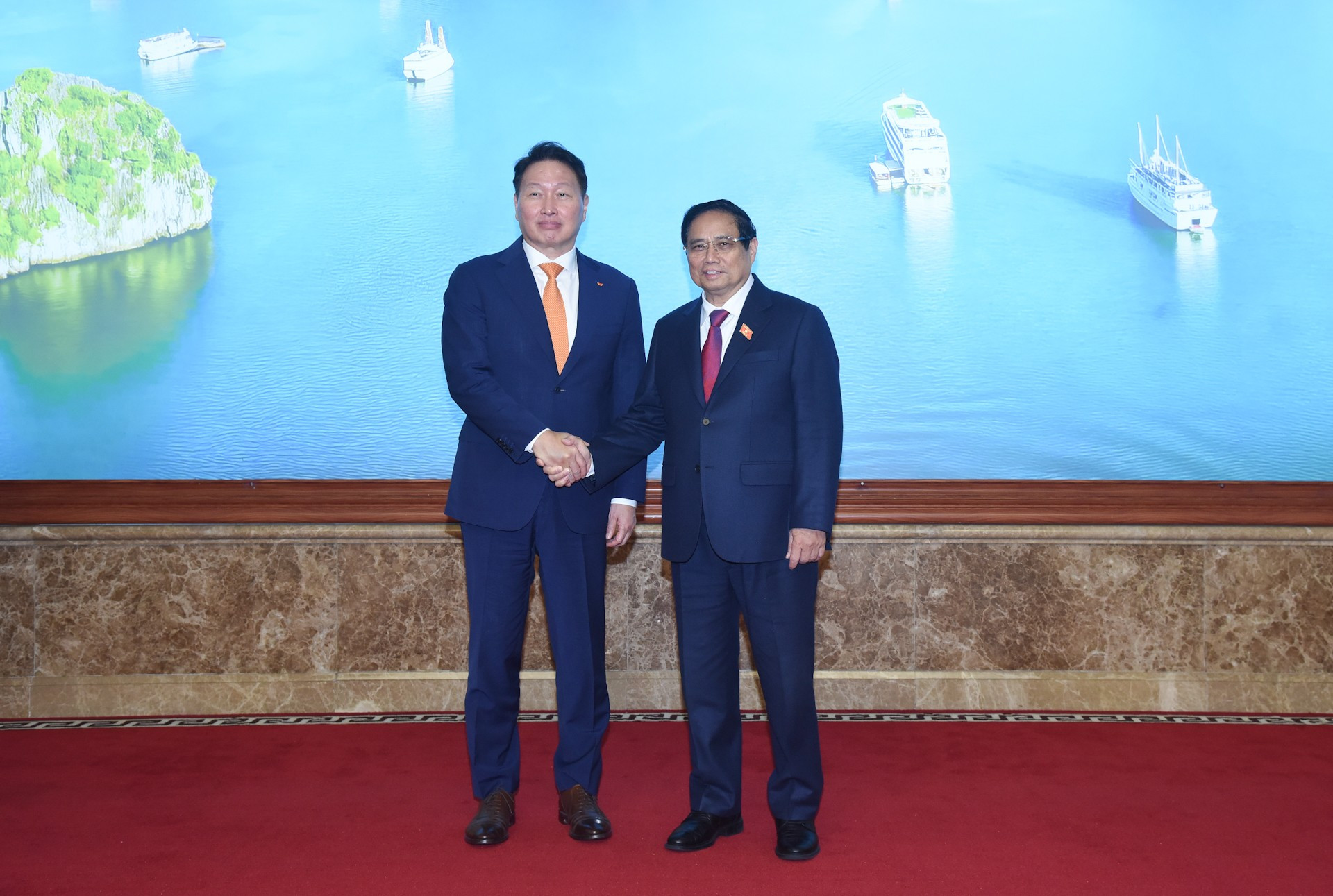 El primer ministro Pham Minh Chinh y Chey Tae Won, presidente del Grupo SK. El primer ministro Pham Minh Chinh y Chey Tae Won, presidente del Grupo SK.