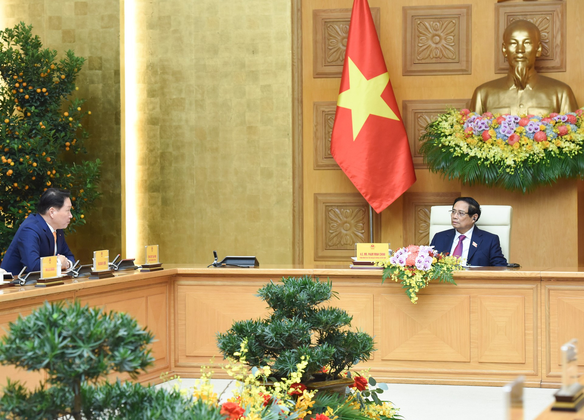 El primer ministro Pham Minh Chinh recibe al Chey Tae Won, presidente del Grupo SK. El primer ministro Pham Minh Chinh recibe al Chey Tae Won, presidente del Grupo SK.