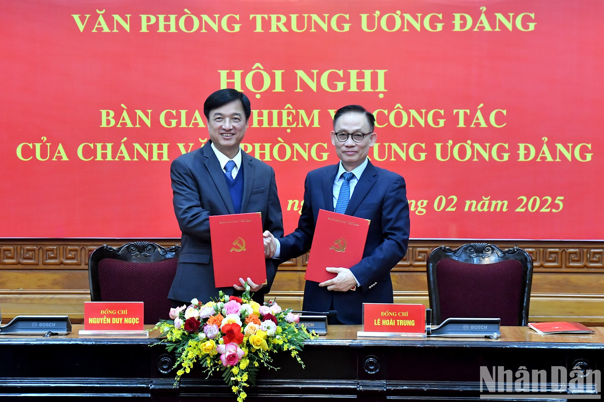 Nguyen Duy Ngoc, miembro del Buró Político, miembro del Secretariado, jefe de la Comisión de Control Disciplinario y ex jefe de la Oficina Central del PCV y Le Hoai Trung, miembro del Secretariado y jefe de la Oficina Central del PCV, firman el acta de relevo. Nguyen Duy Ngoc, miembro del Buró Político, miembro del Secretariado, jefe de la Comisión de Control Disciplinario y ex jefe de la Oficina Central del PCV y Le Hoai Trung, miembro del Secretariado y jefe de la Oficina Central del PCV, firman el acta de relevo.