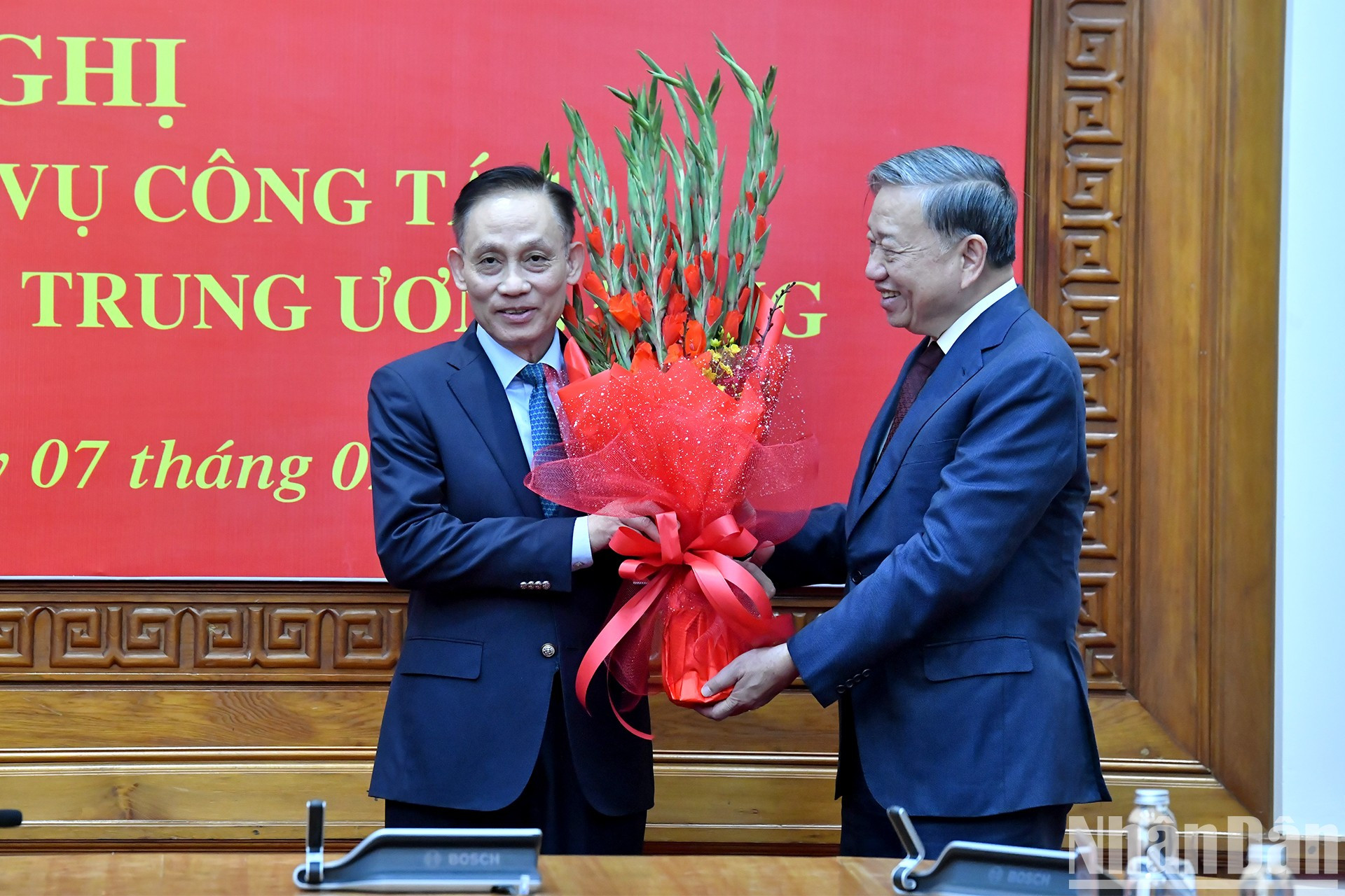 To Lam le regala flores para felicitar a Le Hoai Trung. To Lam le regala flores para felicitar a Le Hoai Trung.