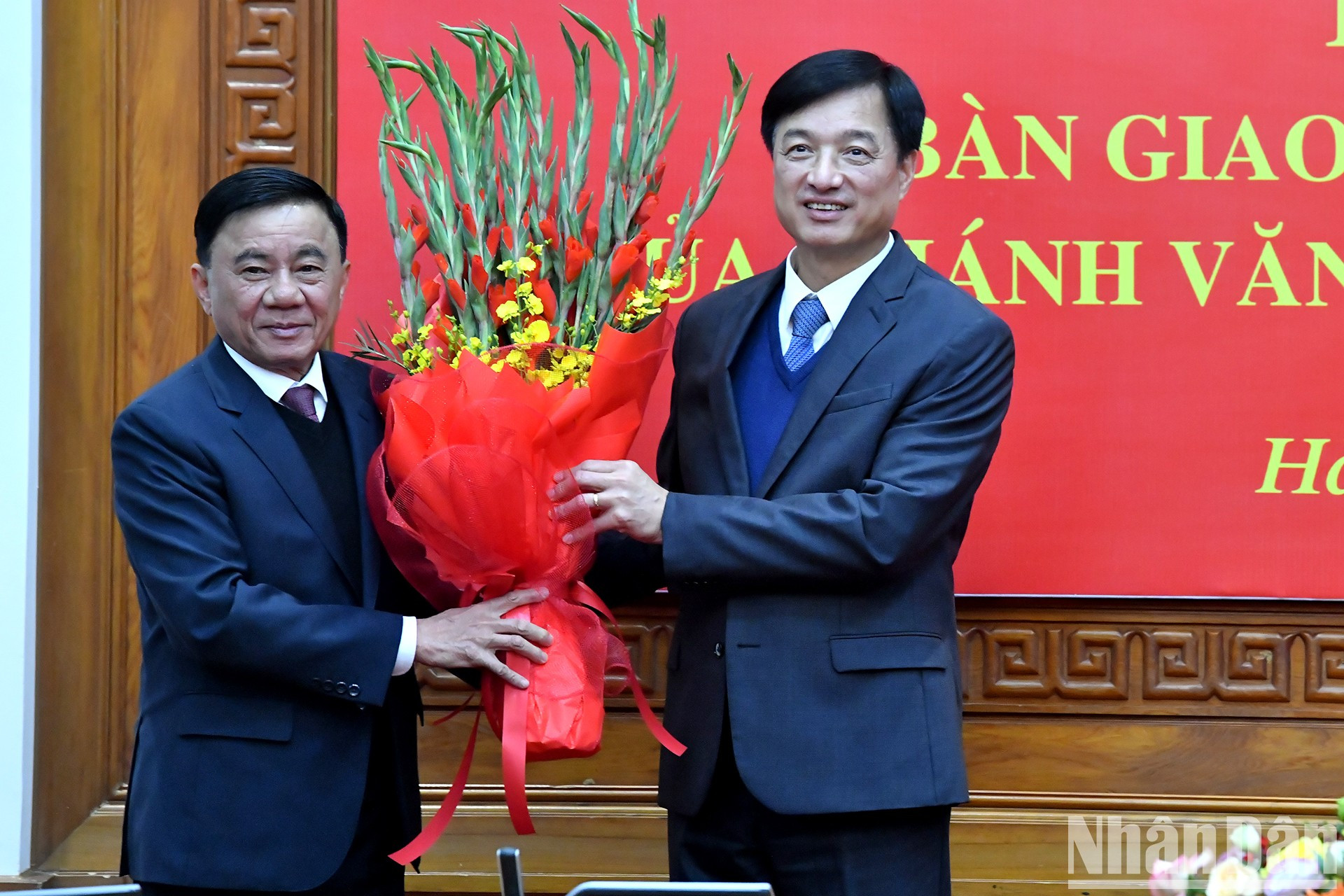 Tran Cam Tu le regala flores para felicitar a Nguyen Duy Ngoc. Tran Cam Tu le regala flores para felicitar a Nguyen Duy Ngoc.