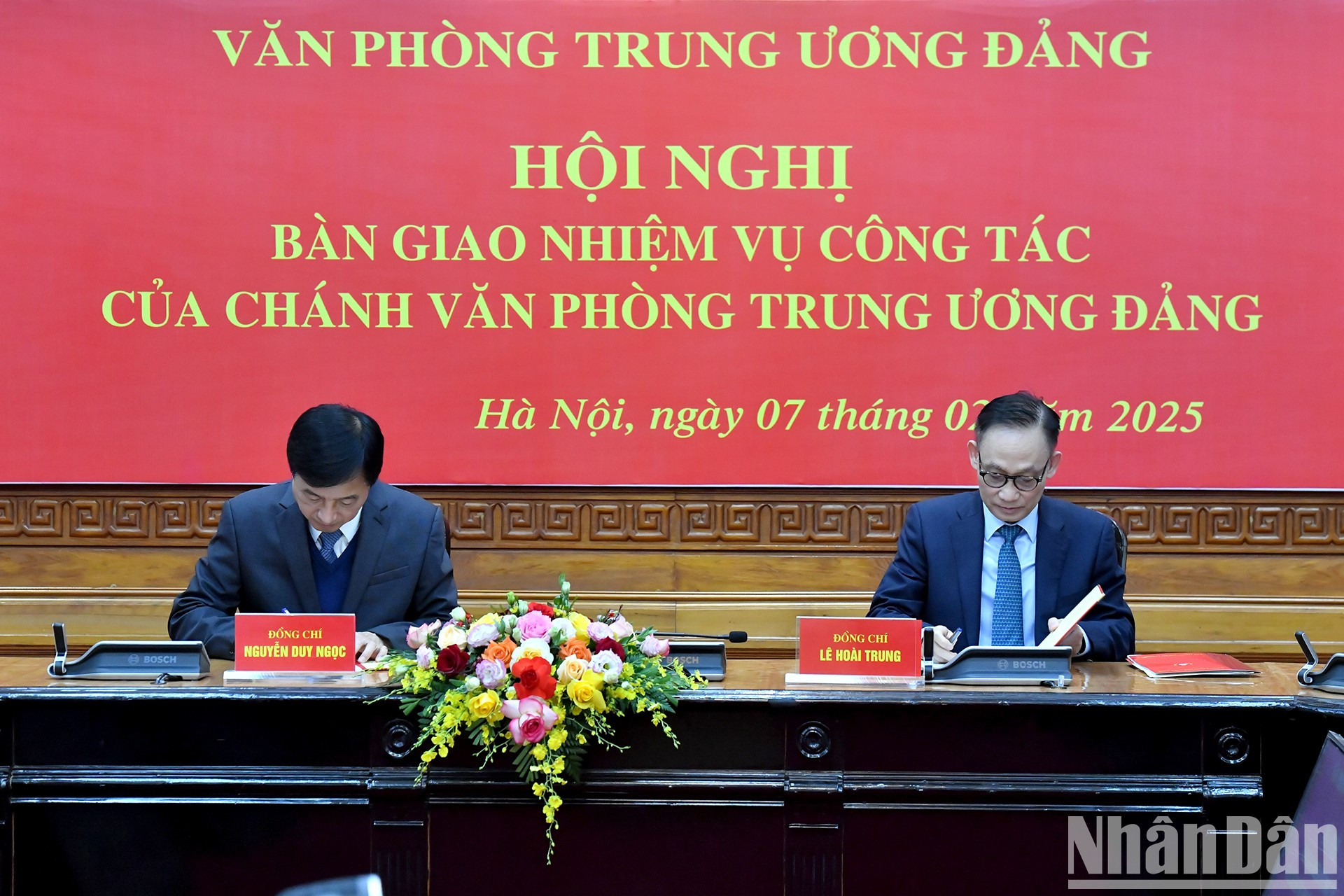 Nguyen Duy Ngoc, miembro del Buró Político, miembro del Secretariado, jefe de la Comisión de Control Disciplinario y ex jefe de la Oficina Central del PCV y Le Hoai Trung, miembro del Secretariado y jefe de la Oficina Central del PCV, firman el acta de relevo. Nguyen Duy Ngoc, miembro del Buró Político, miembro del Secretariado, jefe de la Comisión de Control Disciplinario y ex jefe de la Oficina Central del PCV y Le Hoai Trung, miembro del Secretariado y jefe de la Oficina Central del PCV, firman el acta de relevo.