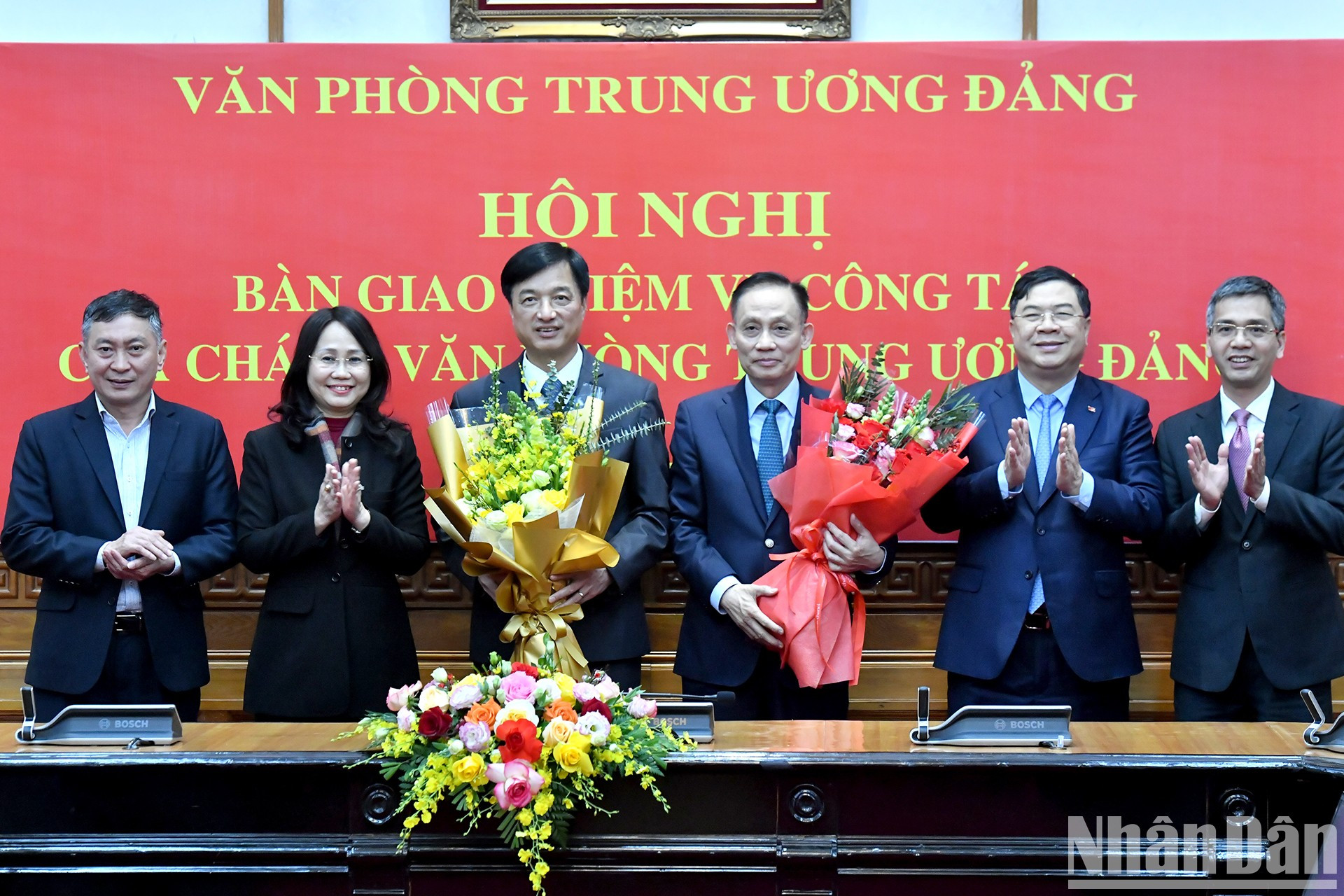 Los dirigentes de la Oficina del PCV felicitan a los camaradas Nguyen Duy Ngoc y Le Hoai Trung. Los dirigentes de la Oficina del PCV felicitan a los camaradas Nguyen Duy Ngoc y Le Hoai Trung.