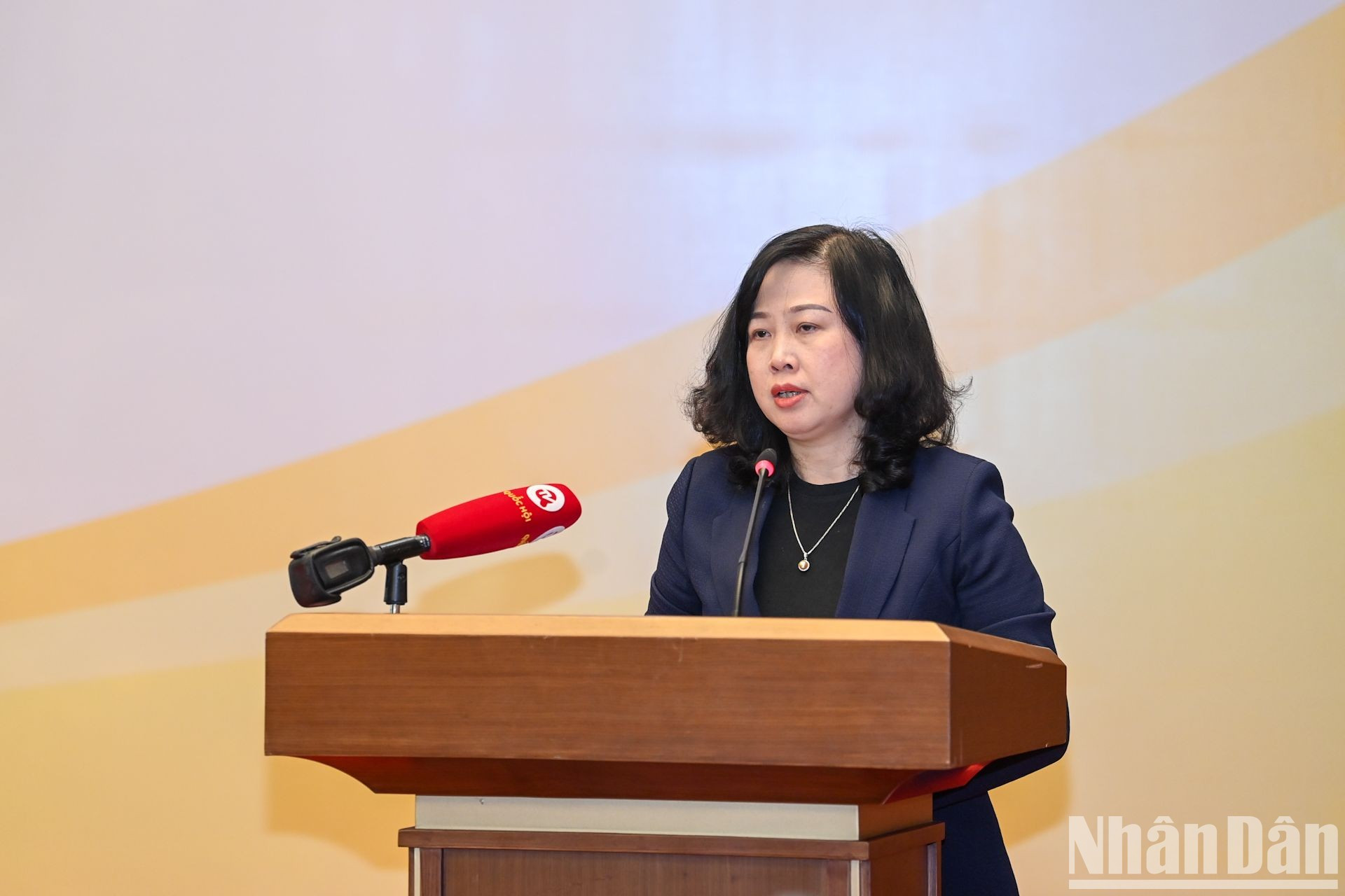 La ministra de Salud, Dao Hong Lan, presenta un informe en la conferencia.