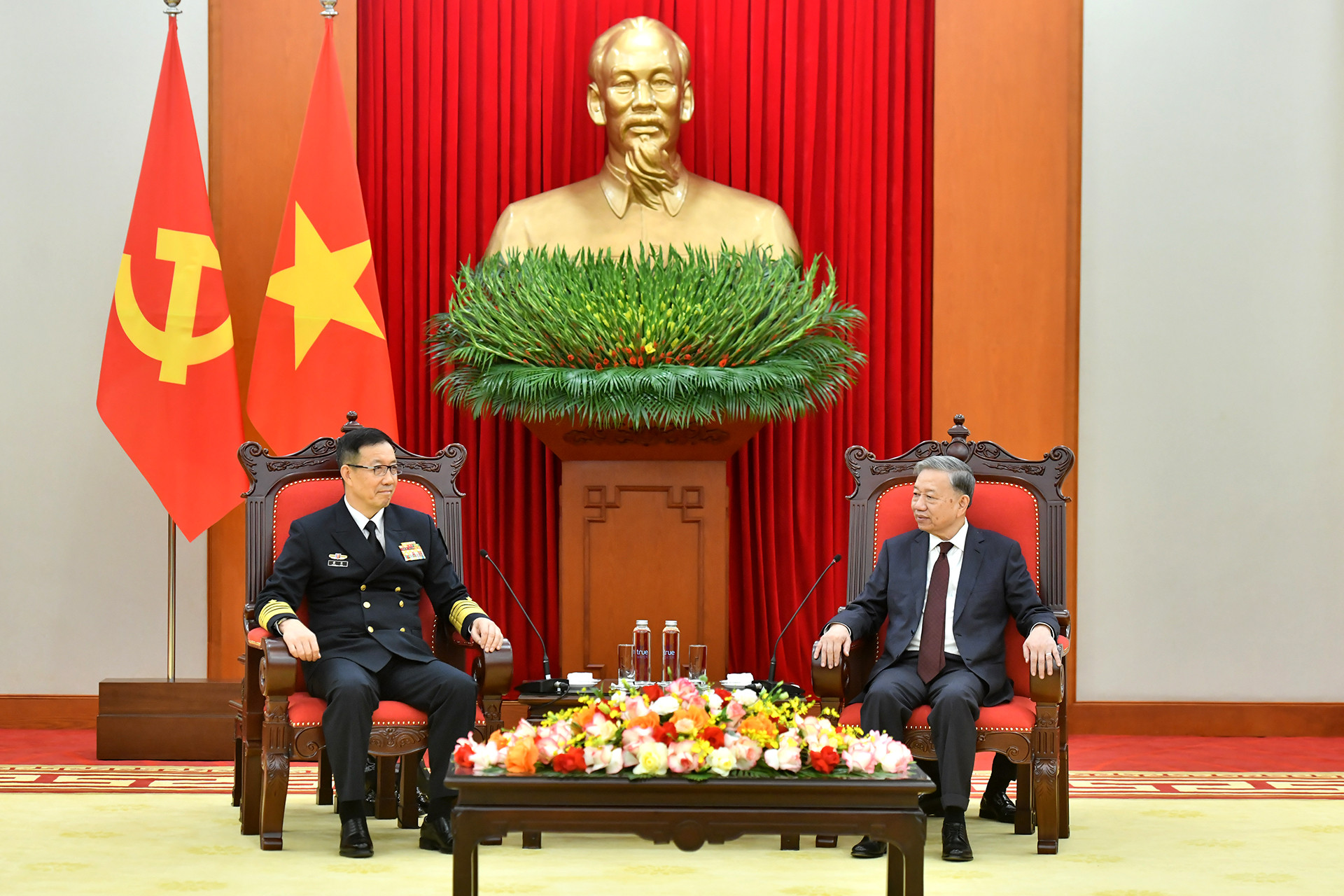 El secretario general del PCV, To Lam, recibe al ministro de Defensa Nacional de China, coronel general Dong Jun. 