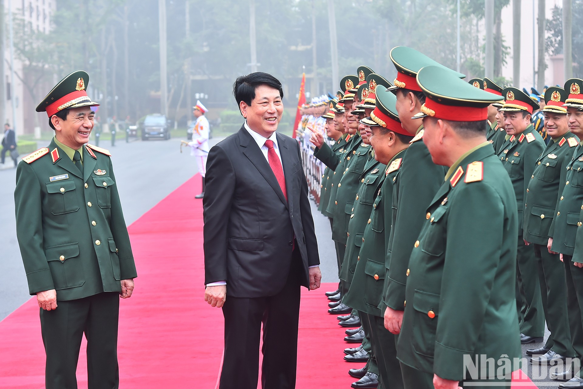 El presidente Luong Cuong, el ministro de Defensa, Phan Van Giang, y dirigentes de la cartera en la reunión.
