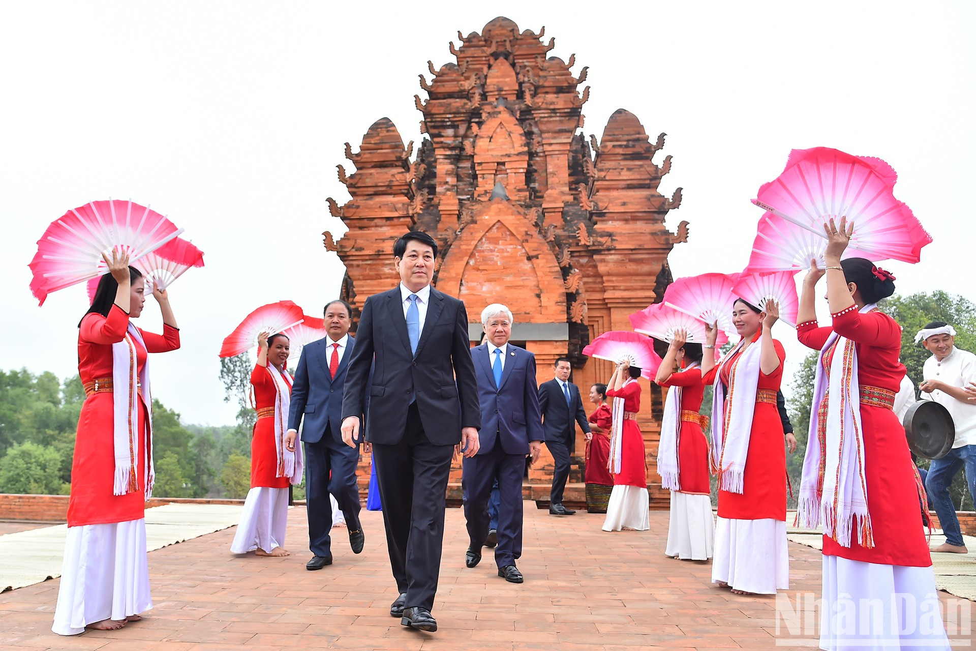 El presidente Luong Cuong asiste a la ceremonia de apertura de la torre Cham y ofrece incienso en este sitio religioso de la etnia Cham en la sureña provincia de Ninh Thuan.