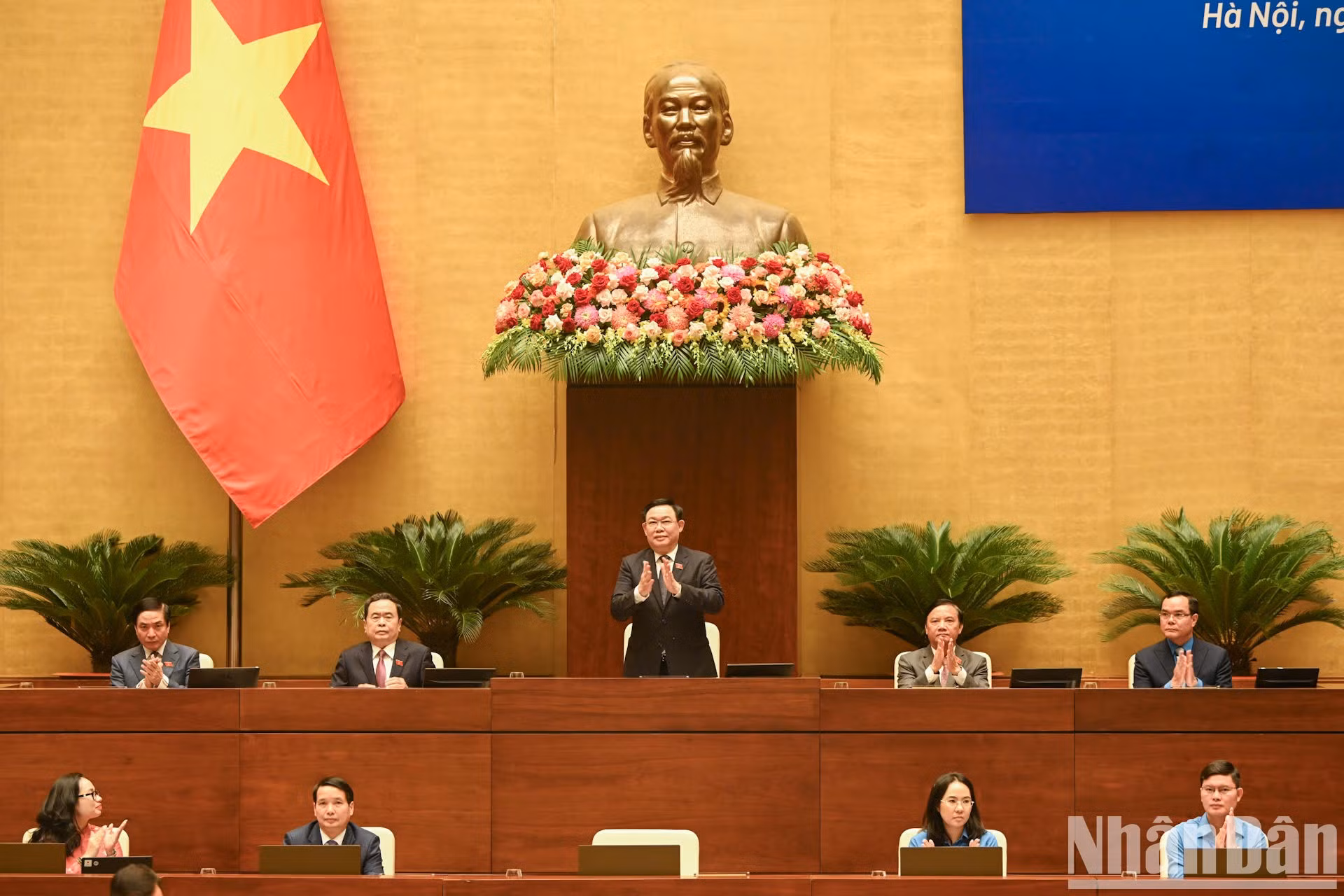 El presidente de la AN, junto con los dirigentes del órgano legislativo y de la Confederación General del Trabajo de Vietnam presiden el foro.