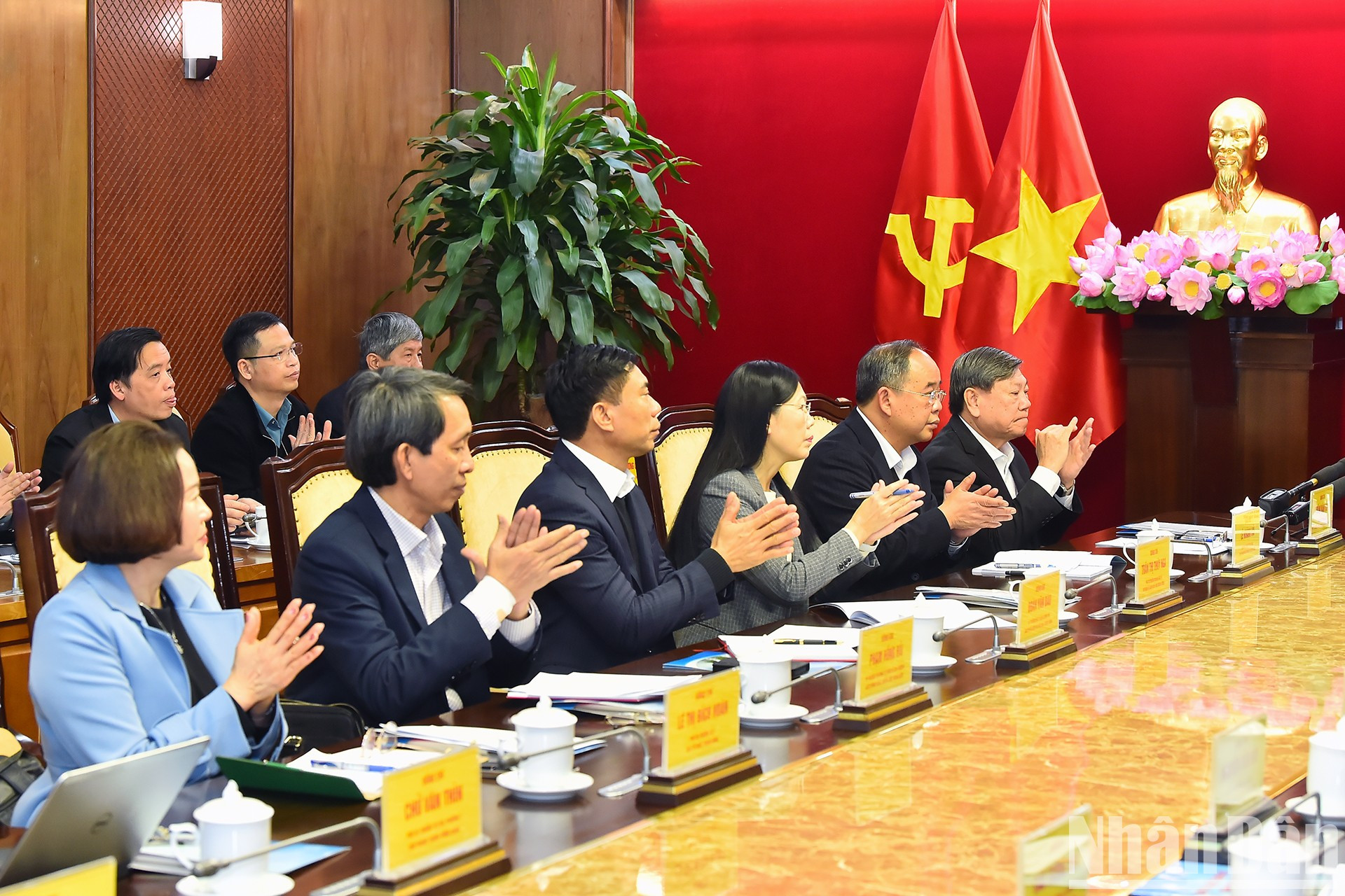 Miembros del equipo de inspección No. 1907 en la conferencia. Miembros del equipo de inspección No. 1907 en la conferencia.