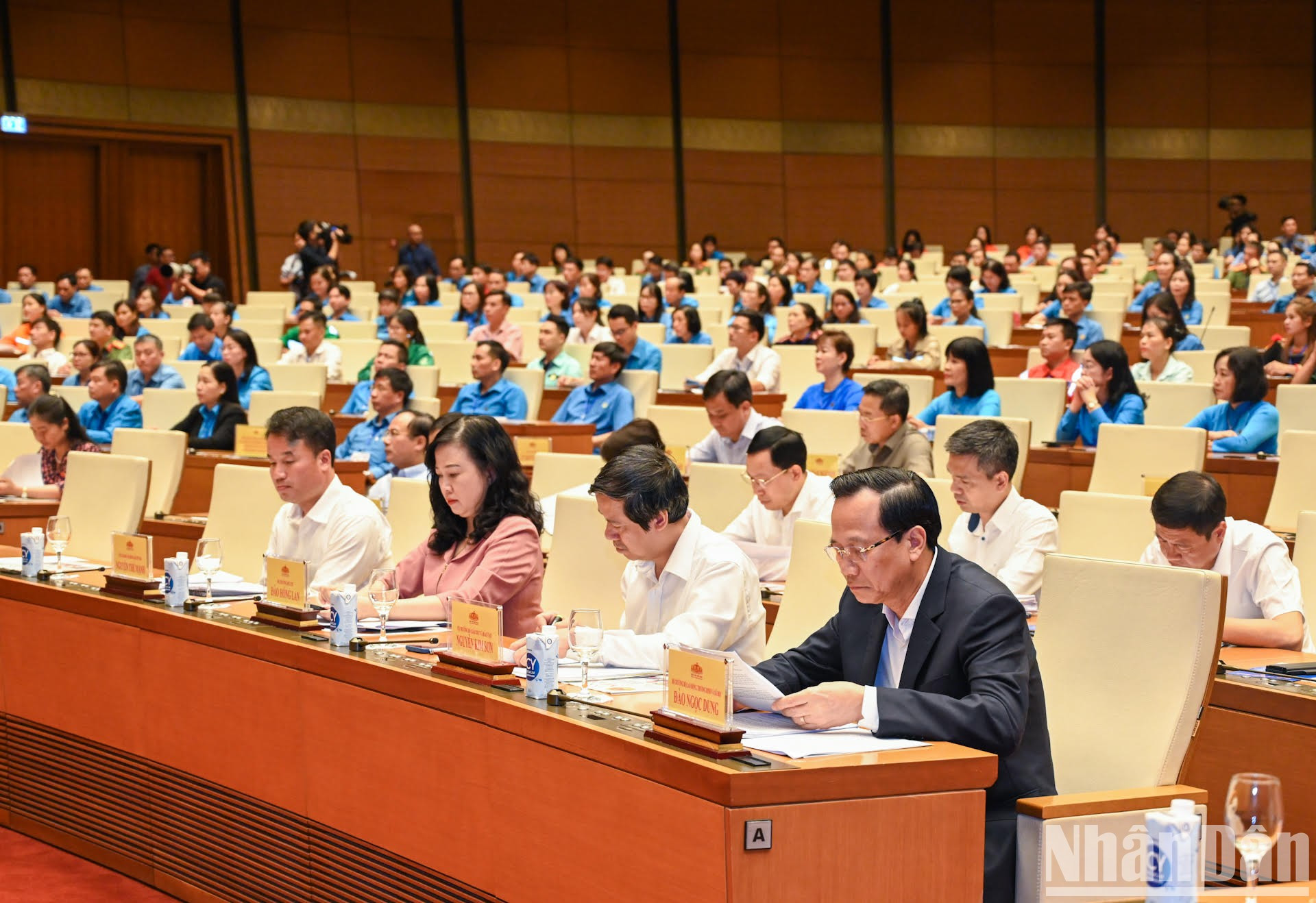 El ministro de Trabajo, Inválidos y Asuntos Sociales Dao Ngoc Dung; el ministro de Educación y Formación, Nguyen Kim Son y el ministro de Salud Dao Hong Lan, junto con los dirigentes de los ministerios y ramas en el foro.