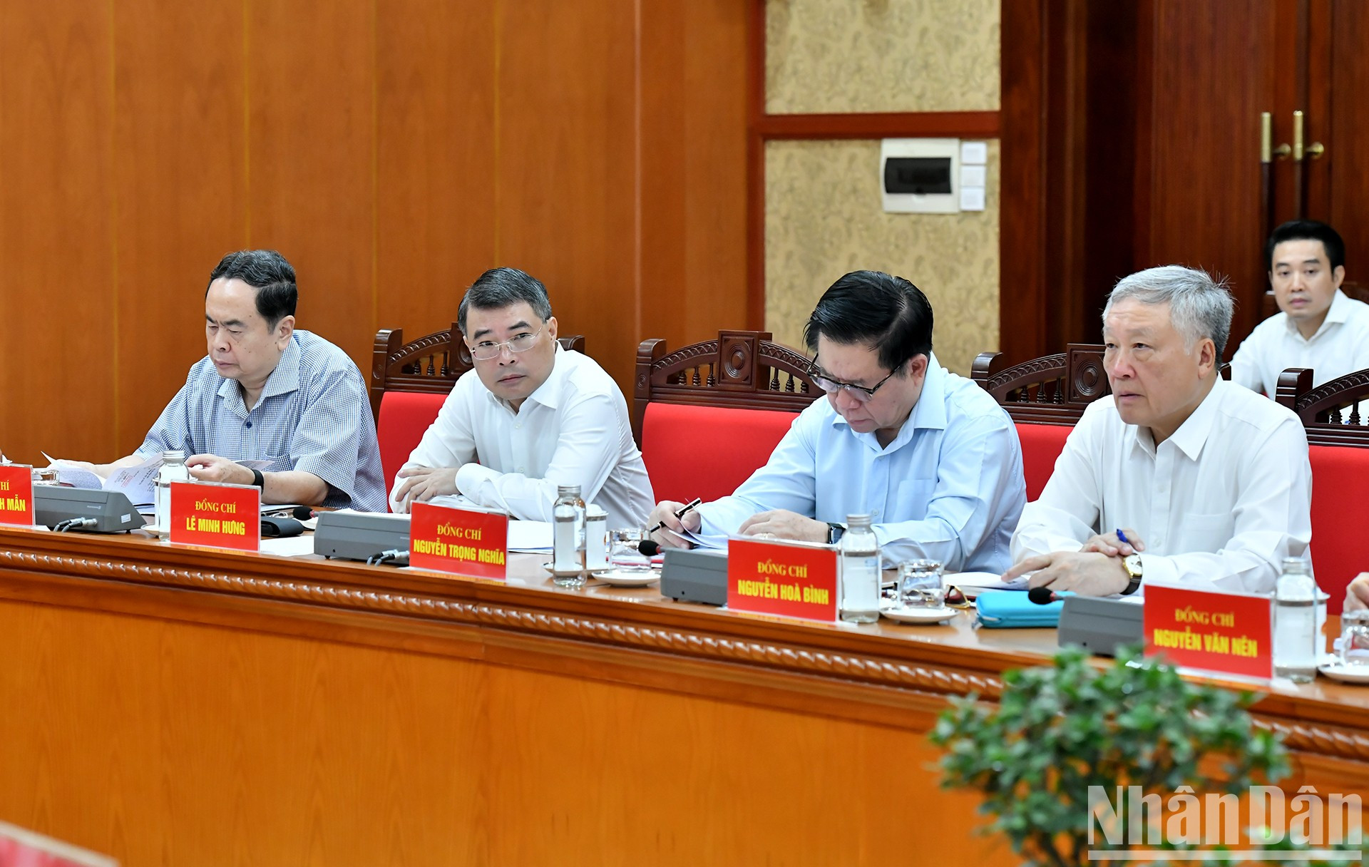 Miembros de la Comisión Directiva en la reunión.