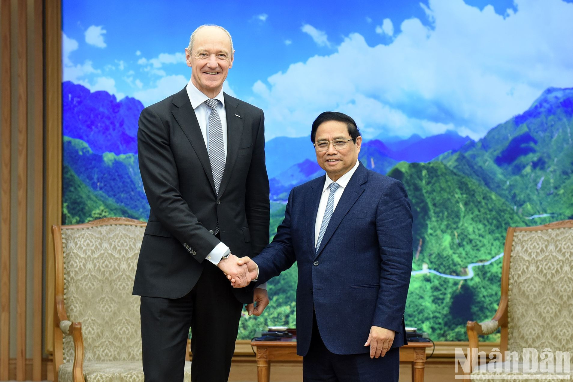 El primer ministro Pham Minh Chinh y Roland Busch.