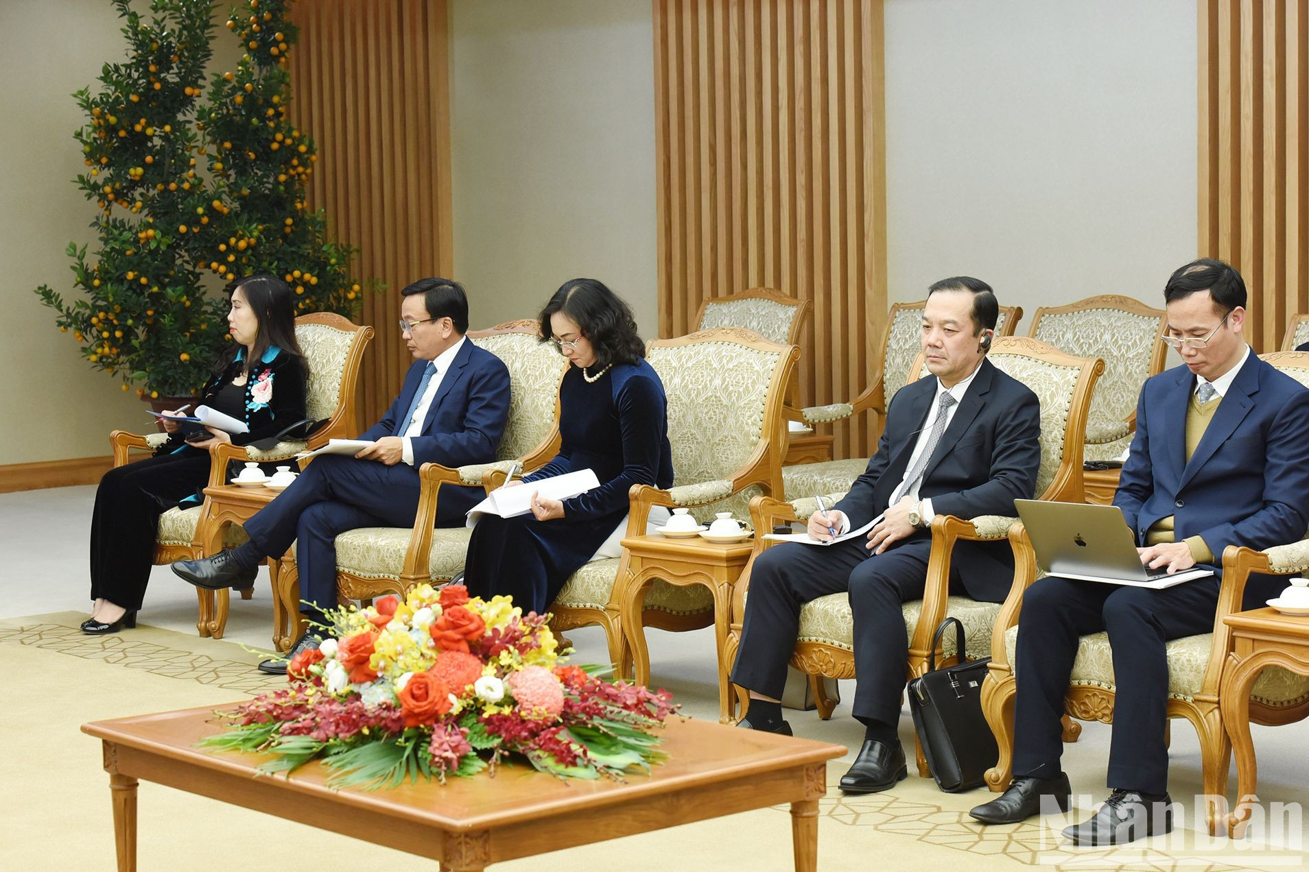 Representantes de los ministerios, departamentos y sectores de Vietnam en la reunión.