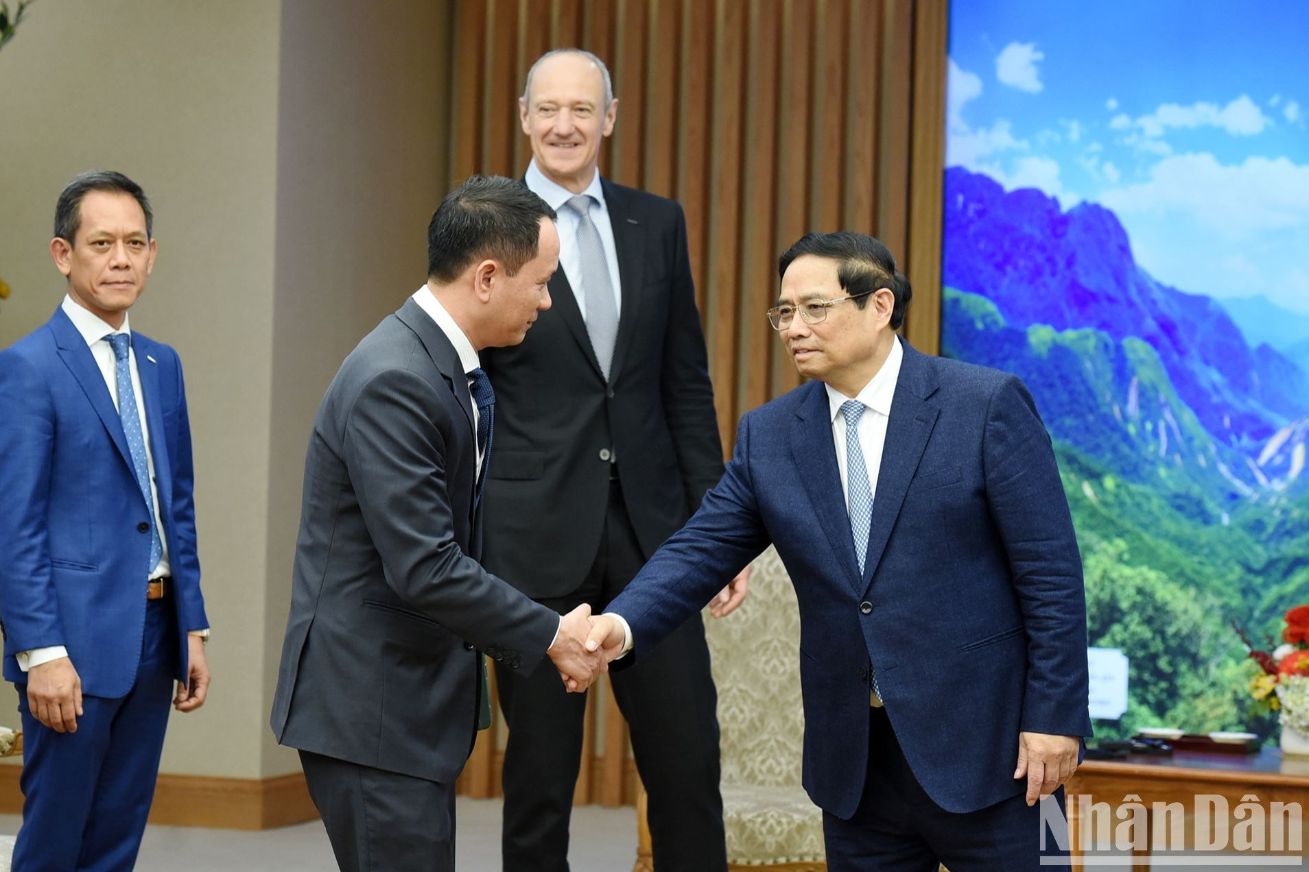 El primer ministro Pham Minh Chinh saluda a los delegados que acompañan a Roland Busch.