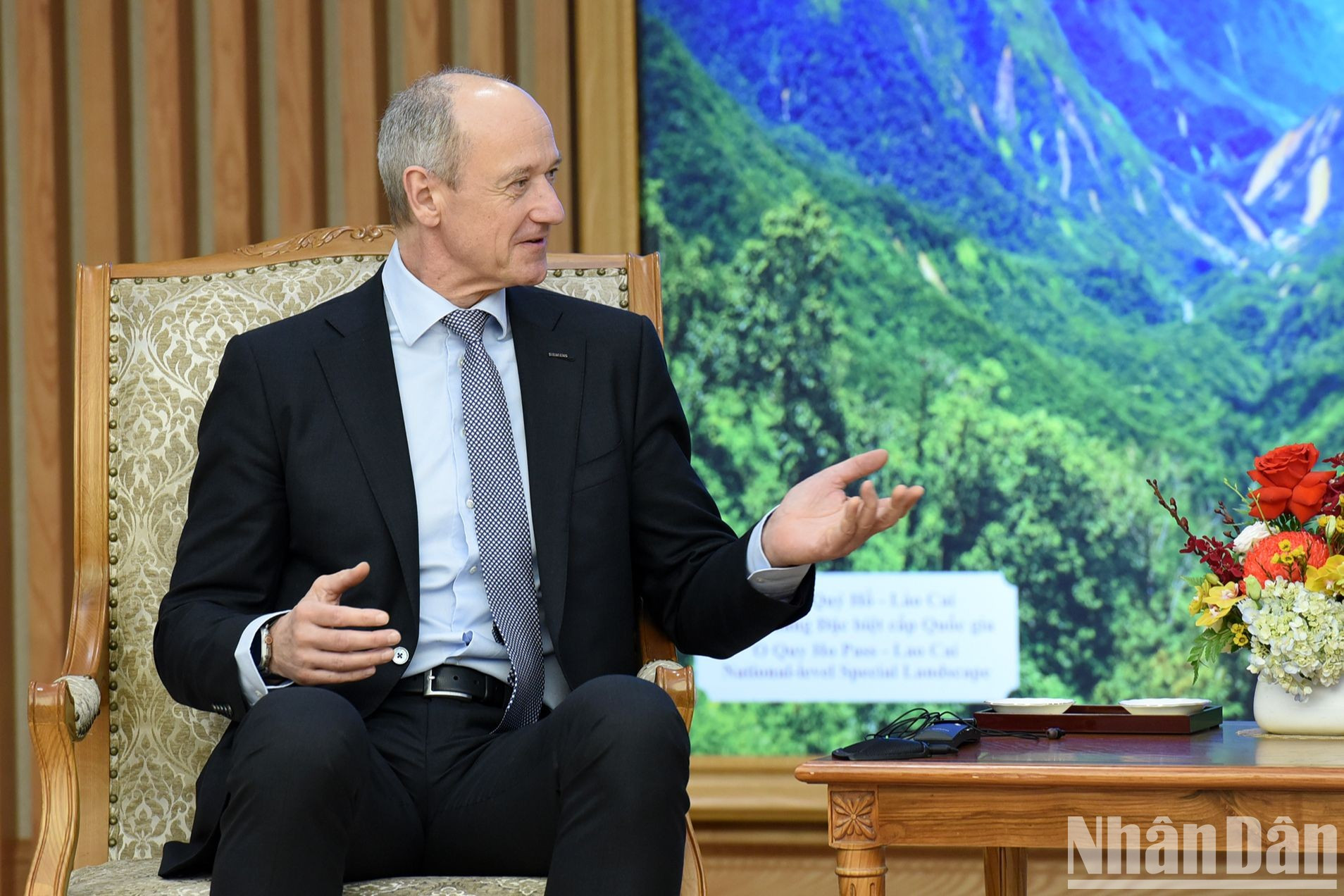 Roland Busch habla en la reunión.