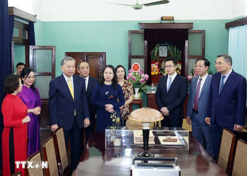 El presidente To Lam conversa con funcionarios en la zona de reliquias dedicada al Presidente Ho Chi Minh en el Palacio Presidencial. El presidente To Lam conversa con funcionarios en la zona de reliquias dedicada al Presidente Ho Chi Minh en el Palacio Presidencial.