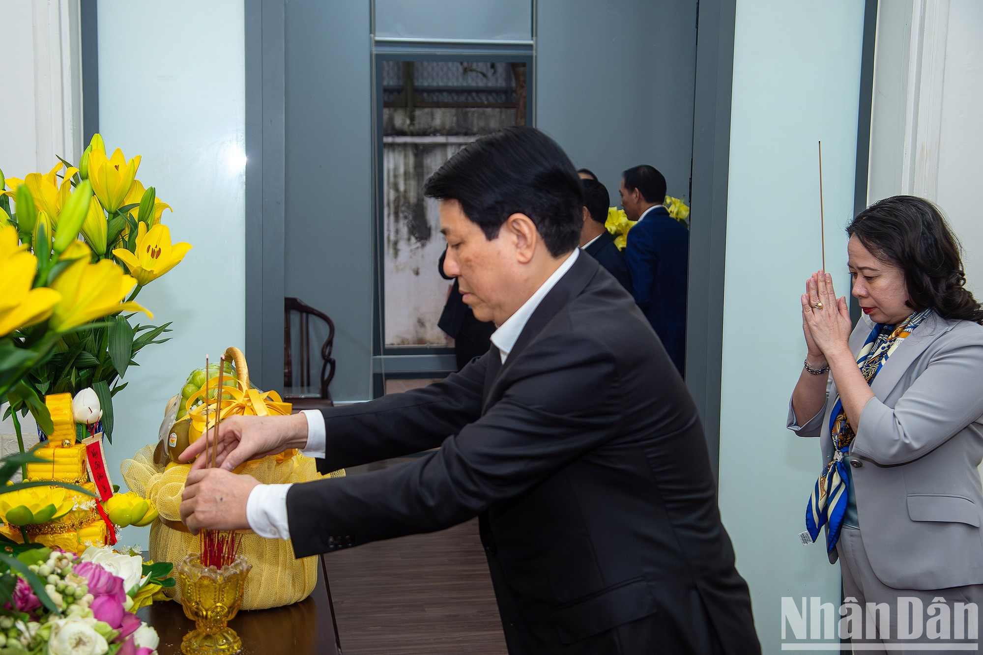 El presidente Luong Cuong ofrece incienso en memoria del difunto secretario general del PCV, Nguyen Phu Trong. El presidente Luong Cuong ofrece incienso en memoria del difunto secretario general del PCV, Nguyen Phu Trong.