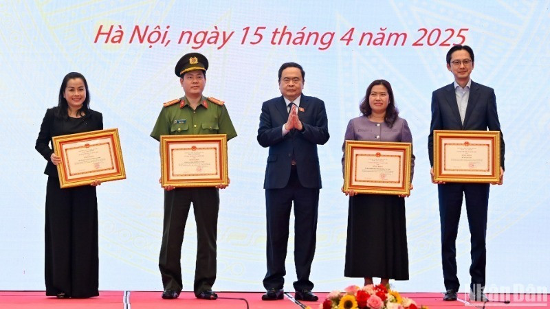 [Foto] Máximo legislador vietnamita asiste a reunión de evaluación sobre organización de Conferencia del Comité Ejecutivo de Asamblea Parlamentaria Francófona