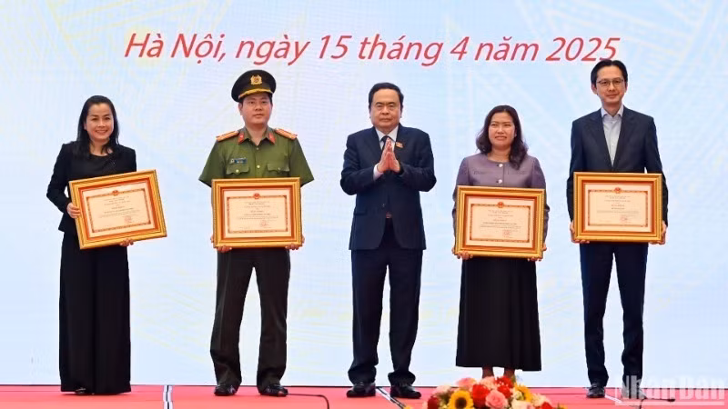 [Foto] Máximo legislador vietnamita asiste a reunión de evaluación sobre organización de Conferencia del Comité Ejecutivo de Asamblea Parlamentaria Francófona