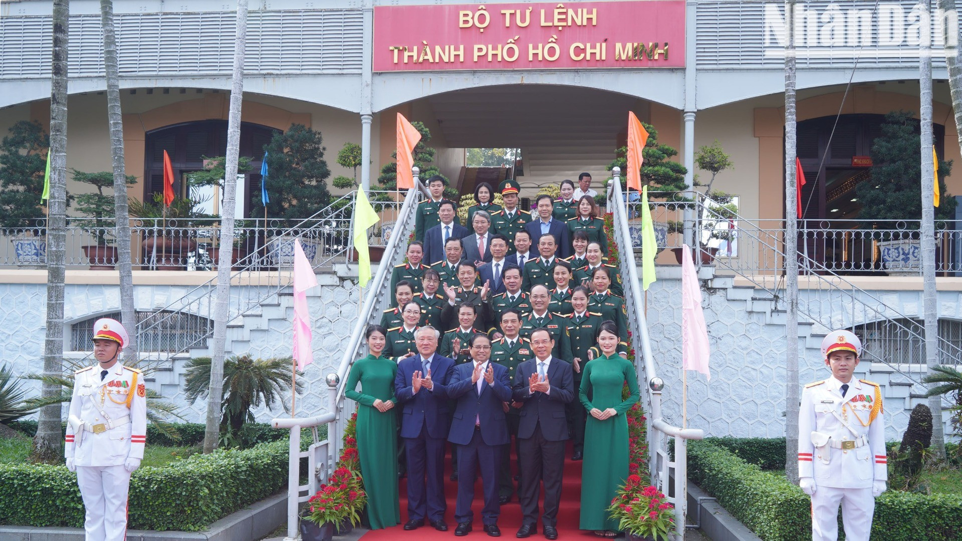 El primer ministro Pham Minh Chinh y los jefes militares destacados en Ciudad Ho Chi Minh.