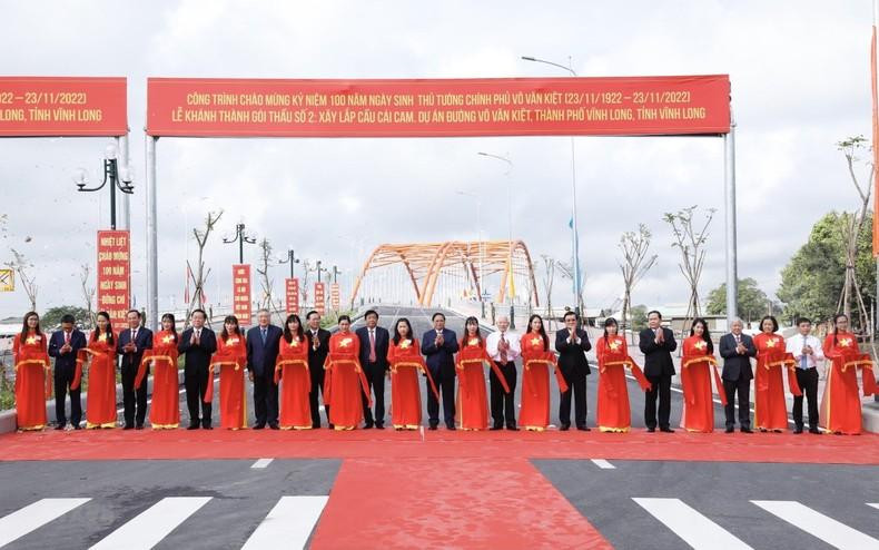 El puente Cai Cam pertenece al proyecto de construcción de la calle Vo Van Kiet, en la ciudad de Vinh Long. La inauguración de obra coincide con la celebración del centenario del natalicio del extinto primer ministro vietnamita Vo Van Kiet. El puente Cai Cam pertenece al proyecto de construcción de la calle Vo Van Kiet, en la ciudad de Vinh Long. La inauguración de obra coincide con la celebración del centenario del natalicio del extinto primer ministro vietnamita Vo Van Kiet.